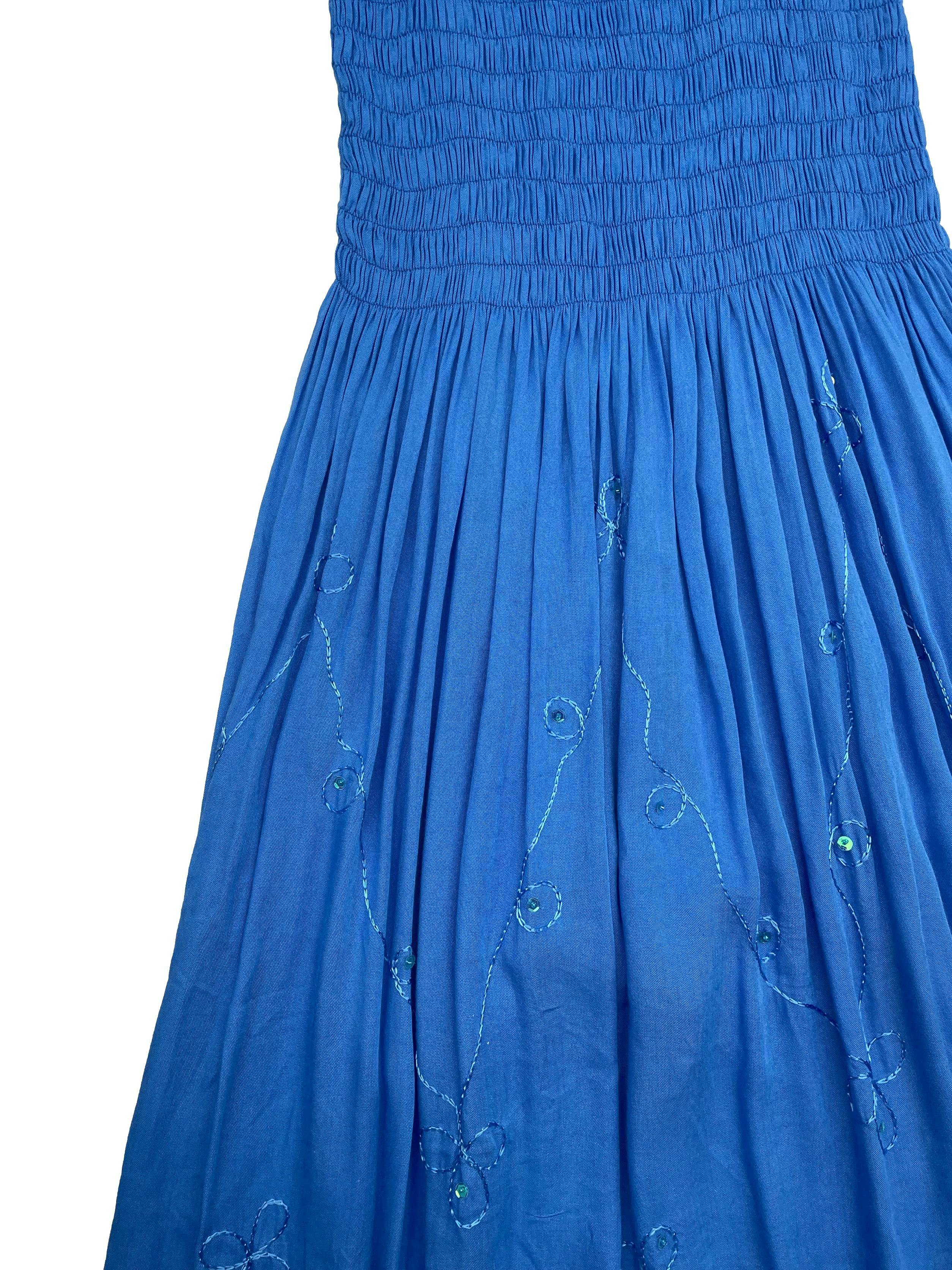 Vestido midi tela fresca azul, superior panal de abeja, detalles bordados y aplicaciones. Largo 105cm