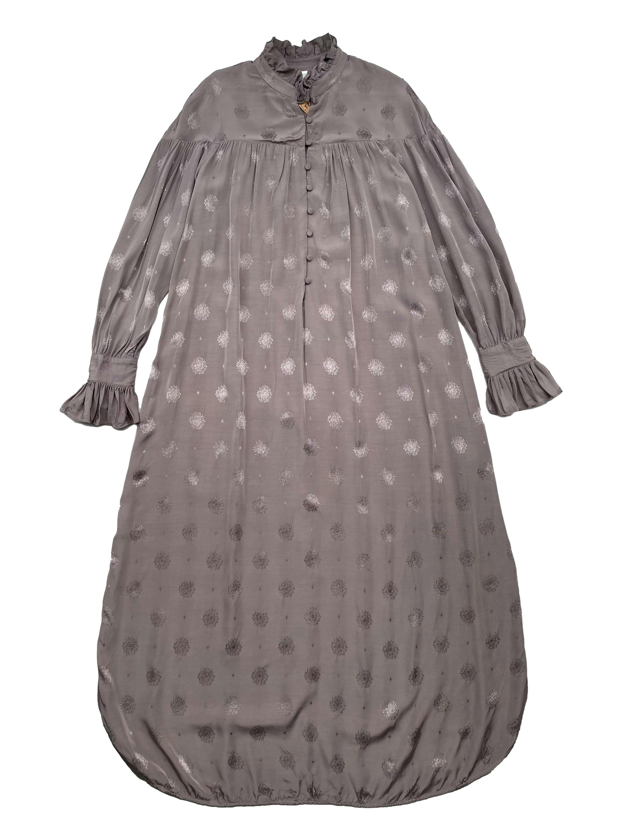 Vestido túnica Sandra Mansour x H&M, tela viscosa fluida con brocado al tono, botones forrados en el pecho y puños, aberturas laterales en la basta. Busto 110cm Largo 130cm