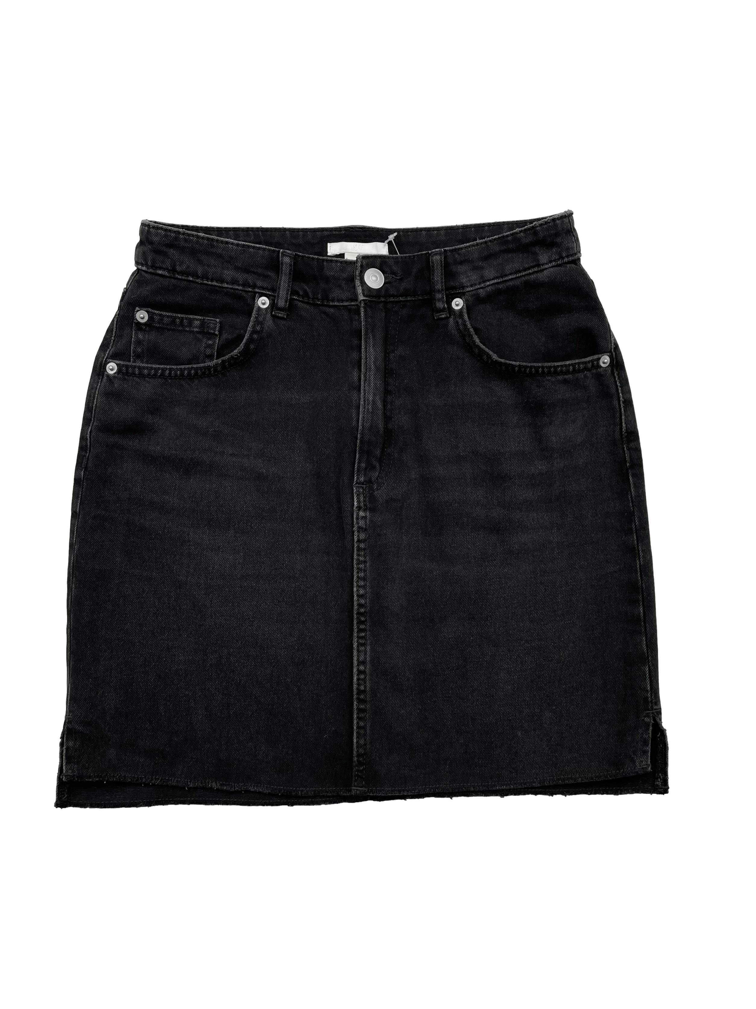 Falda jean H&M negra efecto lavado con aberturas laterales en basta. Cintura 68cm Largo 45cm