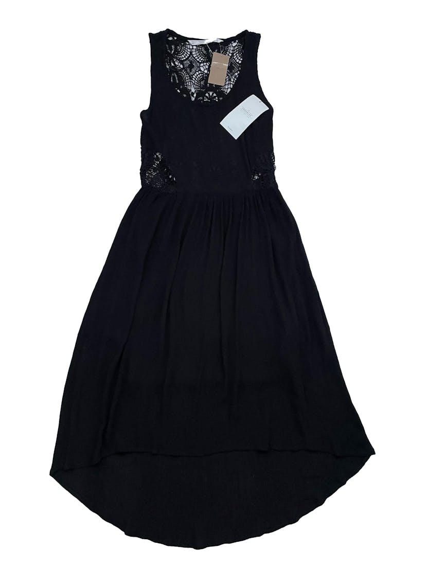Vestido Zara negro con espalda y cintura de encaje, falda forrada y con cierre lateral. Busto 85cm Largo 90-105cm
