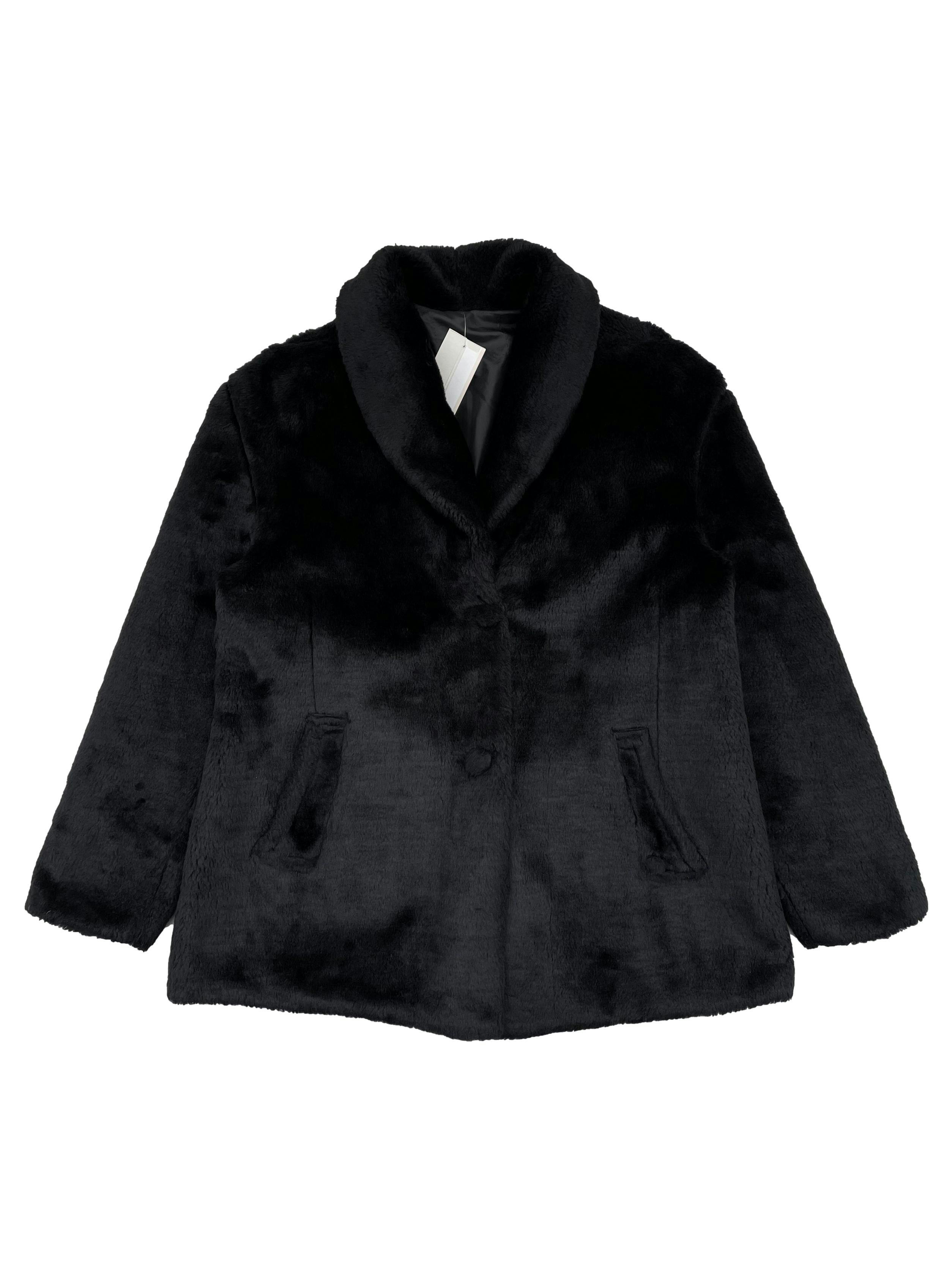 Abrigo negro efecto peluche, forrado, con bolsillos y botones. Busto 105cm Largo 62cm