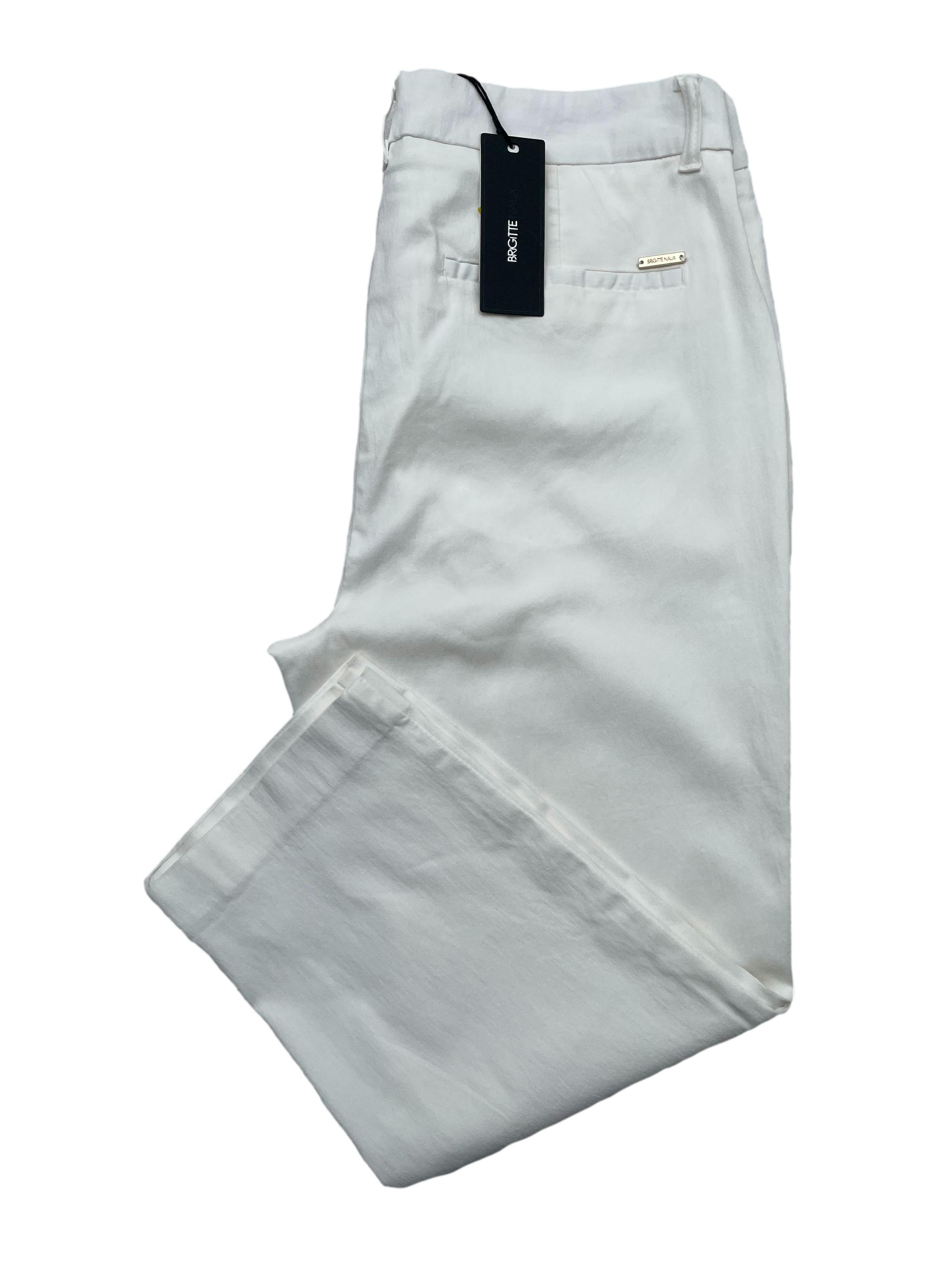 Pantalón capri Brigitte Naux blanco, a la cintura, tela stretch, con bolsillos laterales, cierre y corchete frontal. Cintura 85cm sin estirar, Largo 85cm. Nuevo con etiqueta.