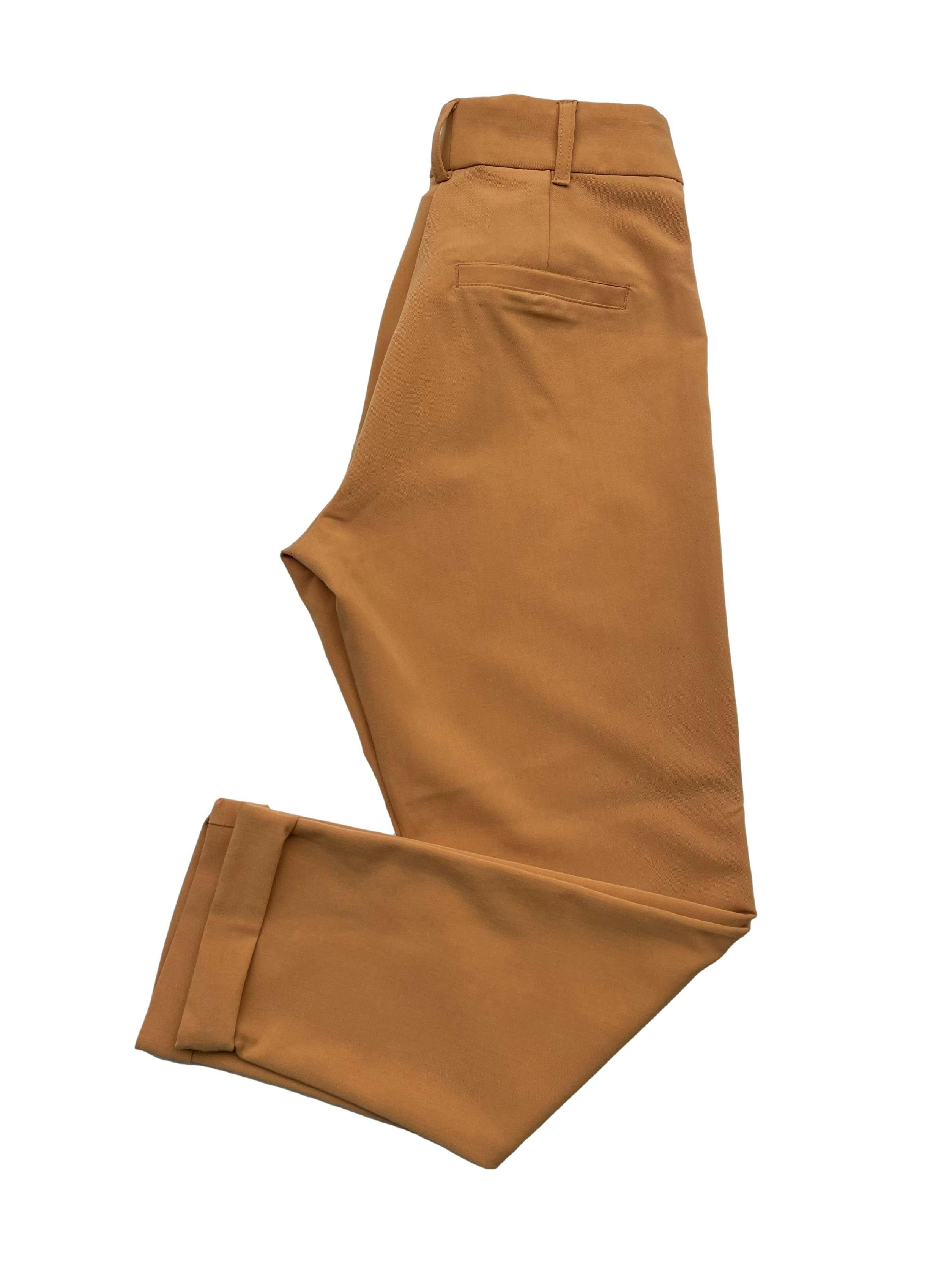 Pantalón mostaza, tela tipo sastre, con pinzas y dobladillo en basta. Cintura 70cm Largo 89cm