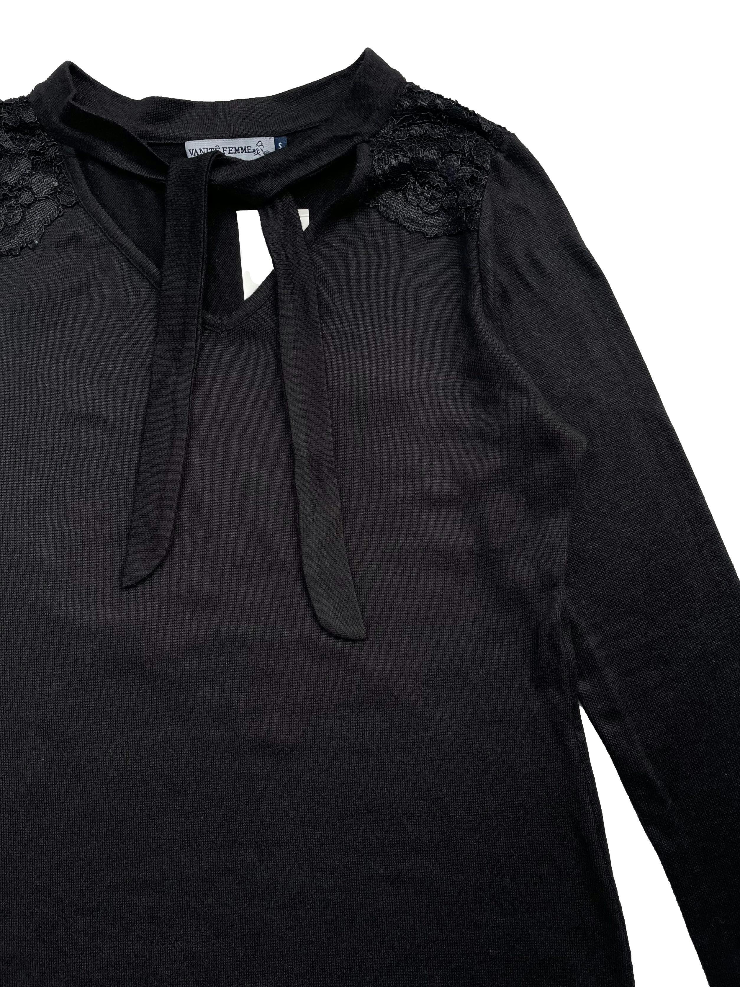 Chompa Vanite Femme negra delgada se amarra en el cuello y tiene aplicaciones de encaje en los hombros. Busto 90cm Largo 56cm.