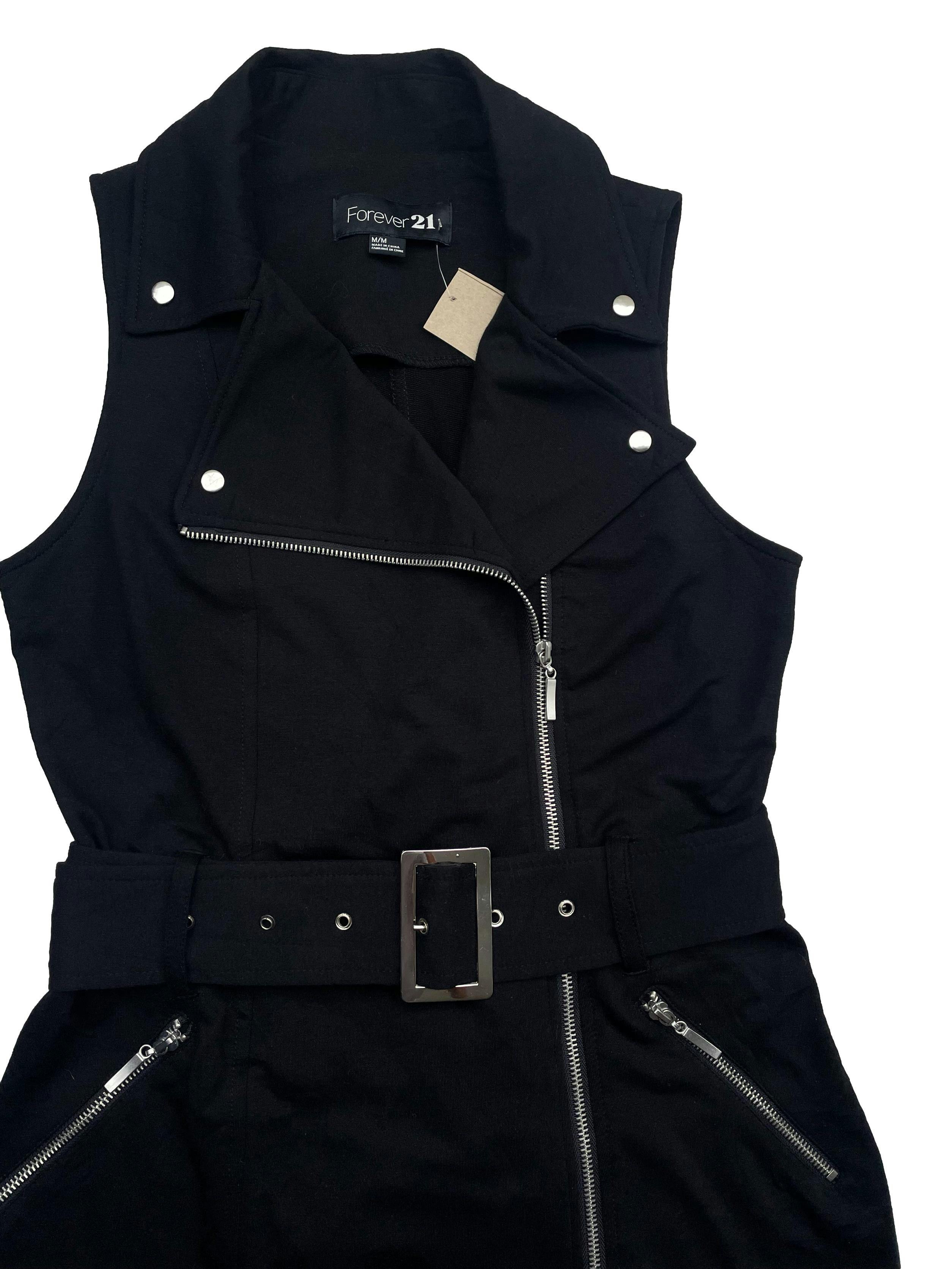 Chaleco Forever21de jersey negro, estilo biker, cinturón y cierre delanteros, con bolsillos laterales. Busto 95cm sin estirar, Largo 75cm.