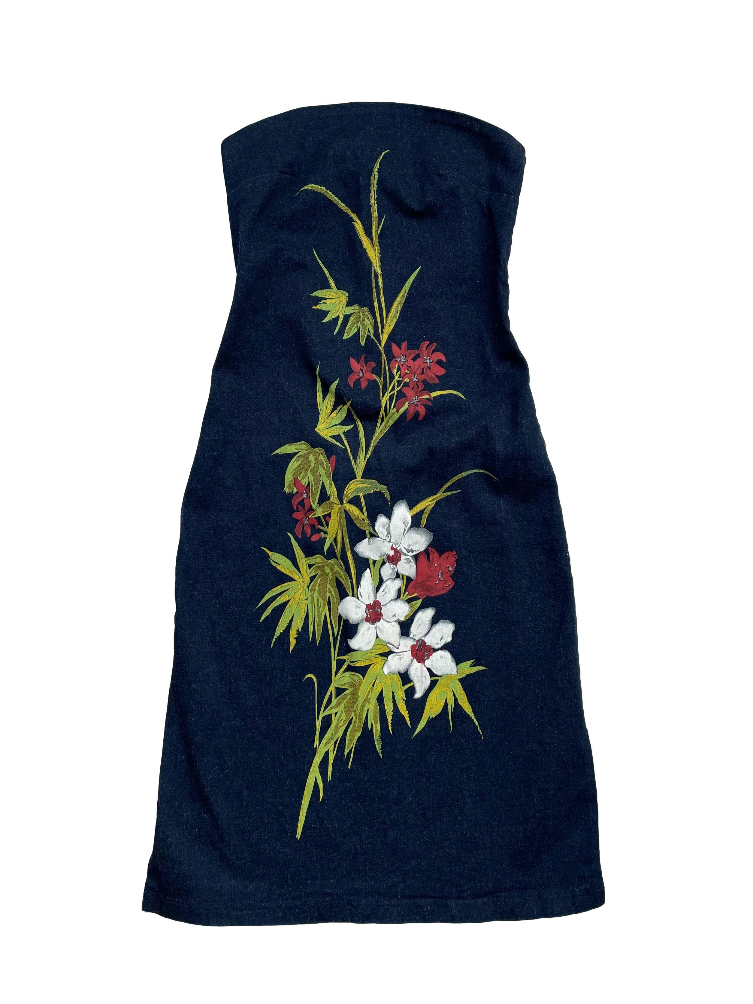 Vestido strapless Charlotte Russe denim de algodón con estampado floral, cierre en espalda y aberturas laterales. Busto 72cm sin estirar Largo 75cm.