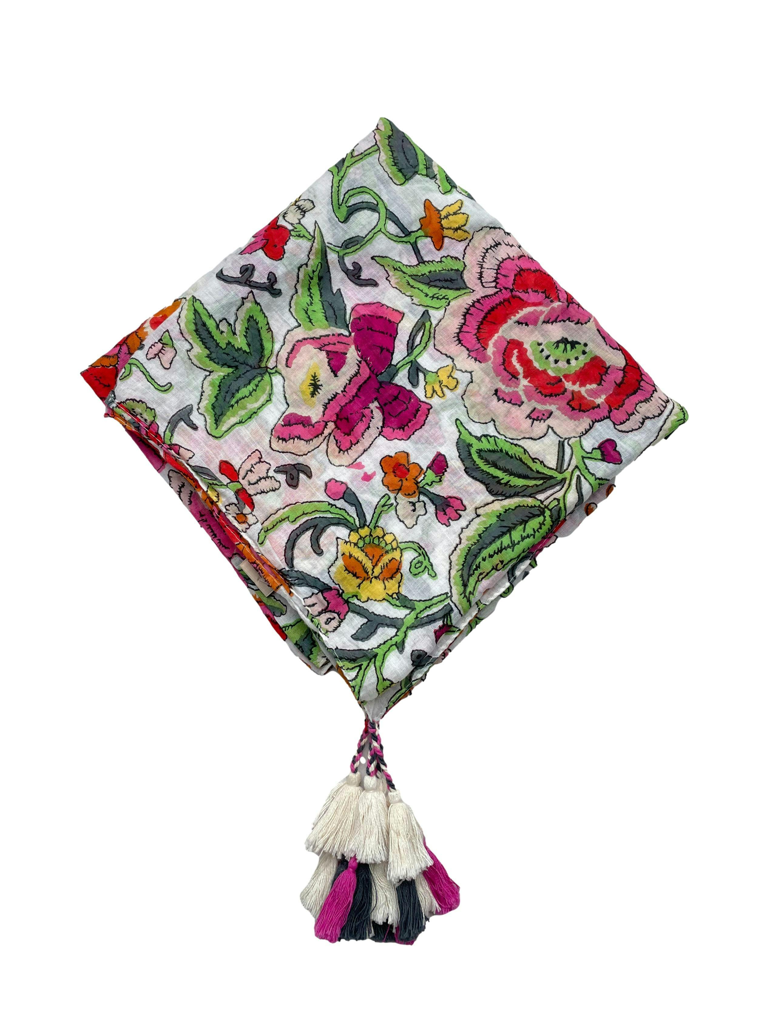Pañuelo Tatienne floreado en tonos rosas y verdes 100% algodón  con borlas en las esquinas. Medidas 100cm x 100cm.