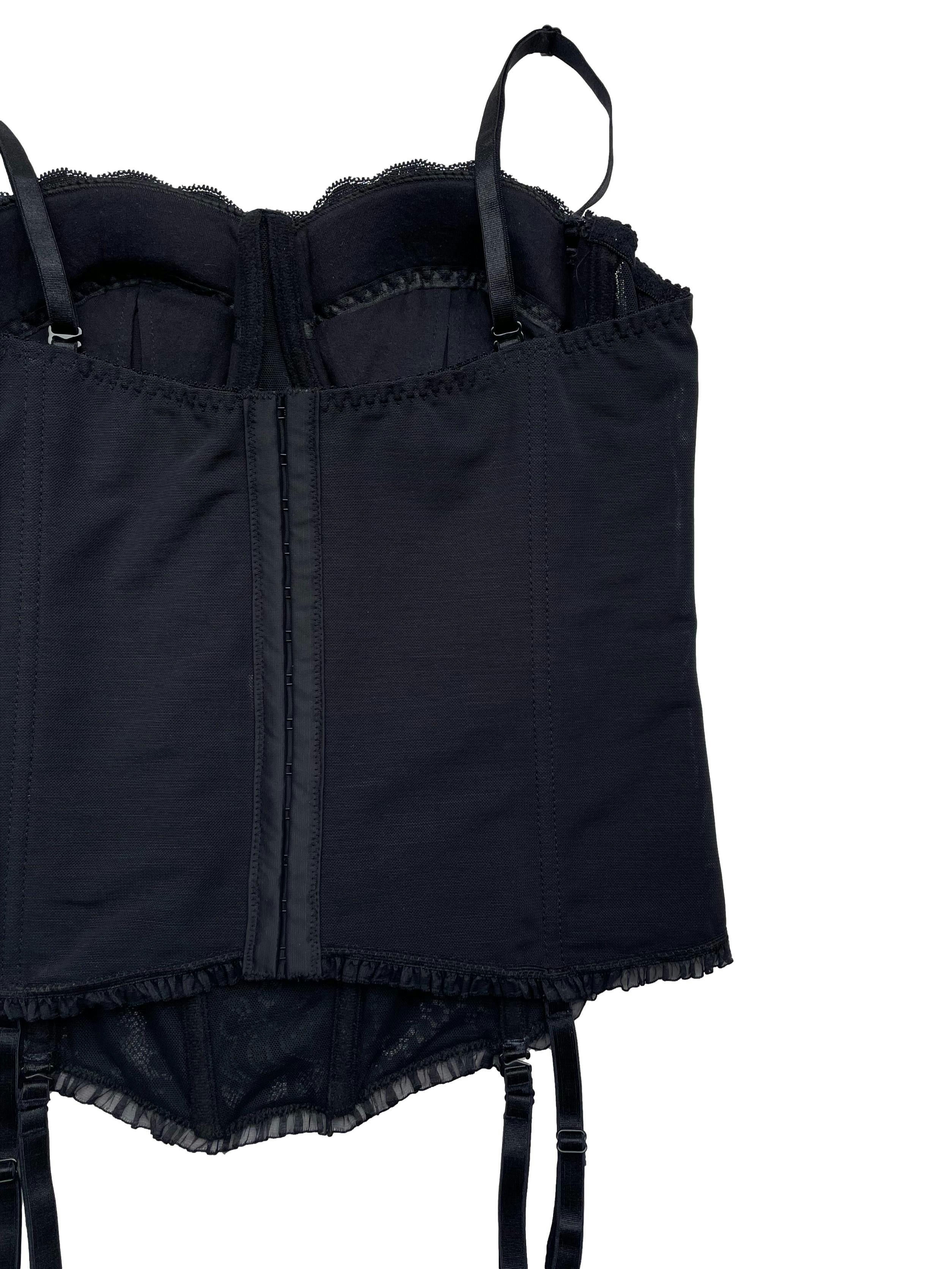 Corset Caffarena encaje negro y mesh grueso, con copas removibles, espalda regulable en dos tamaños, tiritas y jalamedias removibles.