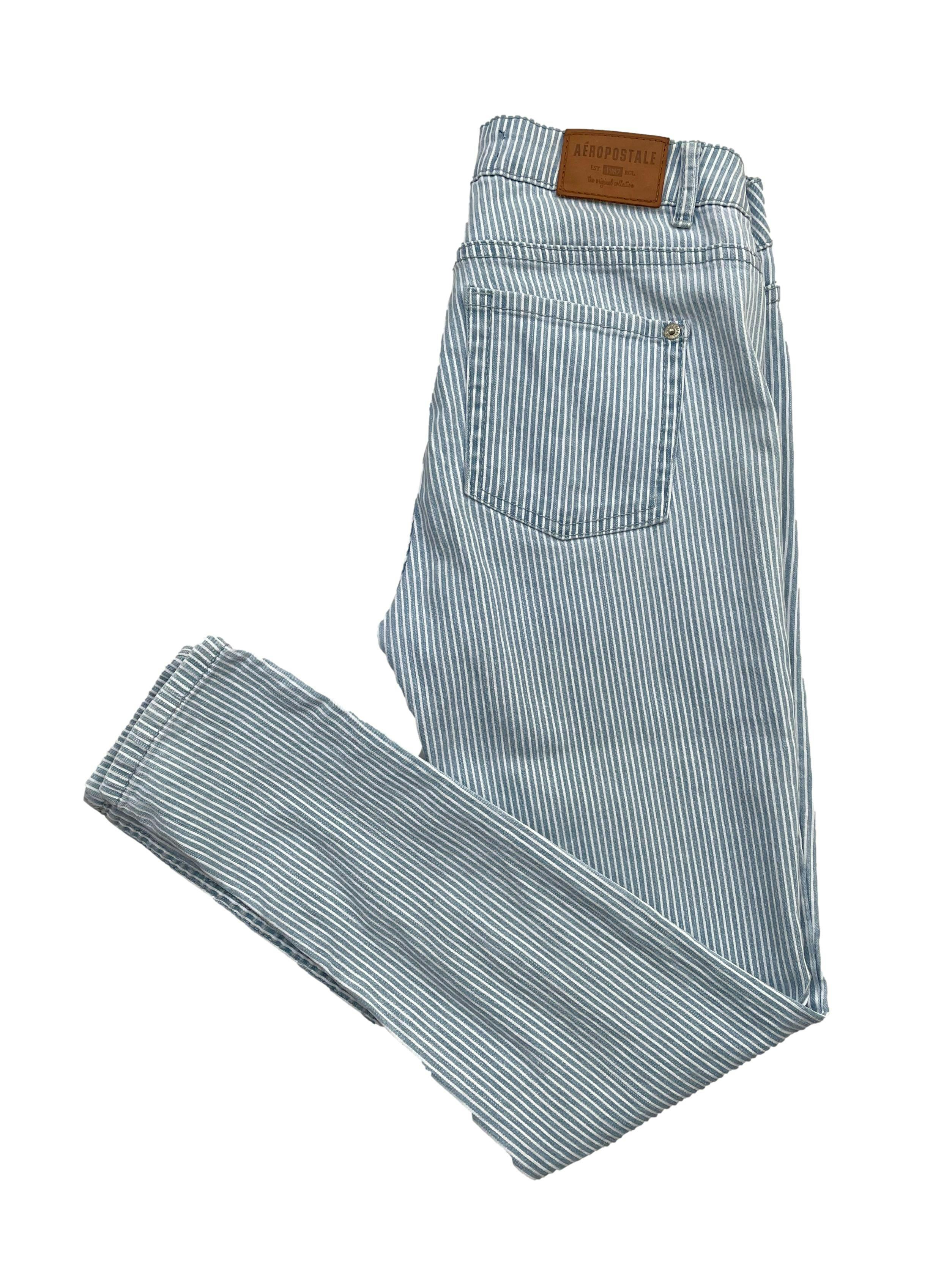 Skinny Jeans Aeropostale a rayas blancas y celestes, rasgado en las rodillas con bolsillos traseros. Cintura: 75cm, Largo: 92cm, Tiro: 24cm. Talla: 30