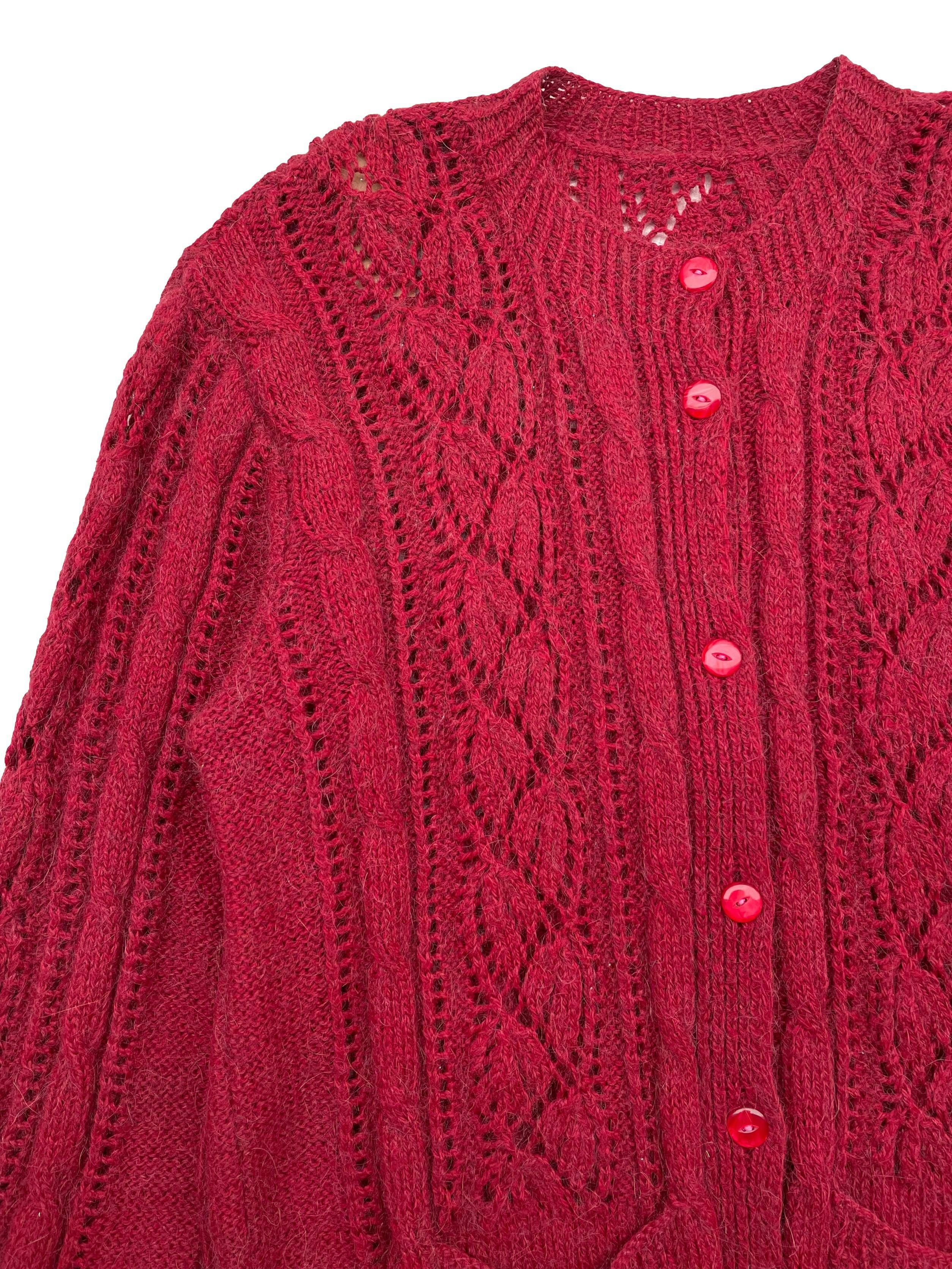 Cárdigan rojo vino vintage, tejido calado , con bolsillos y botones a tono. Largo 70cm.