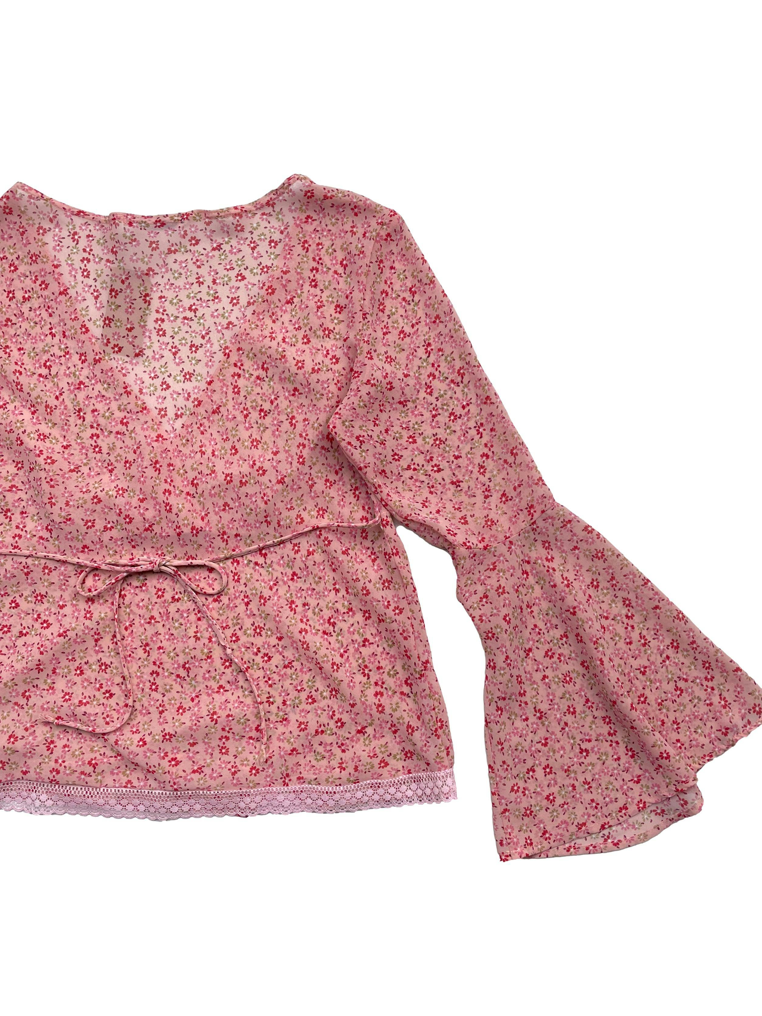 Blusa de gasa rosada con florcitas, mangas campana, se amarra a la cintura y blonda en la basta. Busto: 92cm, Largo: 53cm 