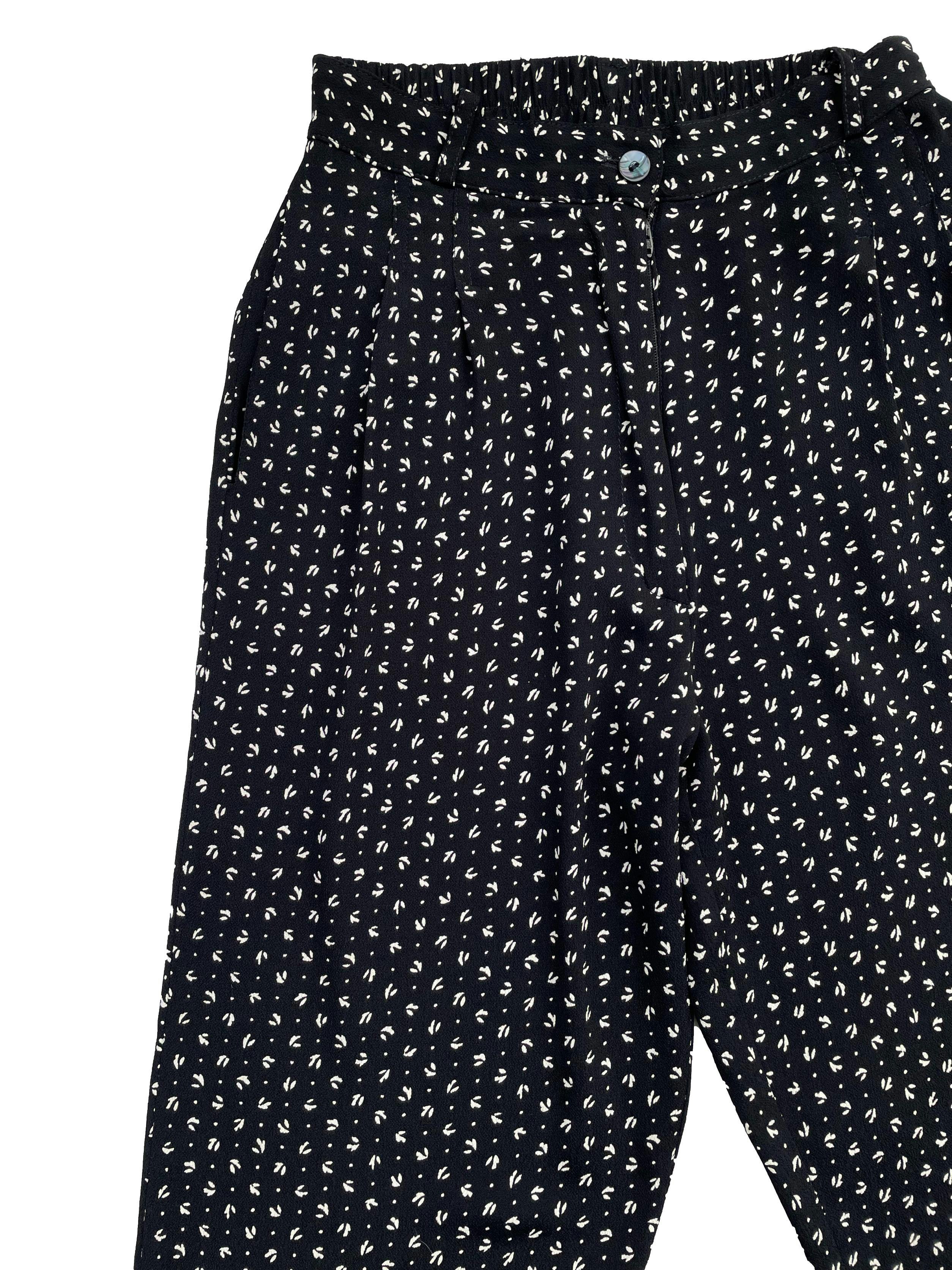 Pantalón vintage corte slim en blanco y negro ,con cintura elástica, bolsillos, presillas y cierre .Largo 91cm.