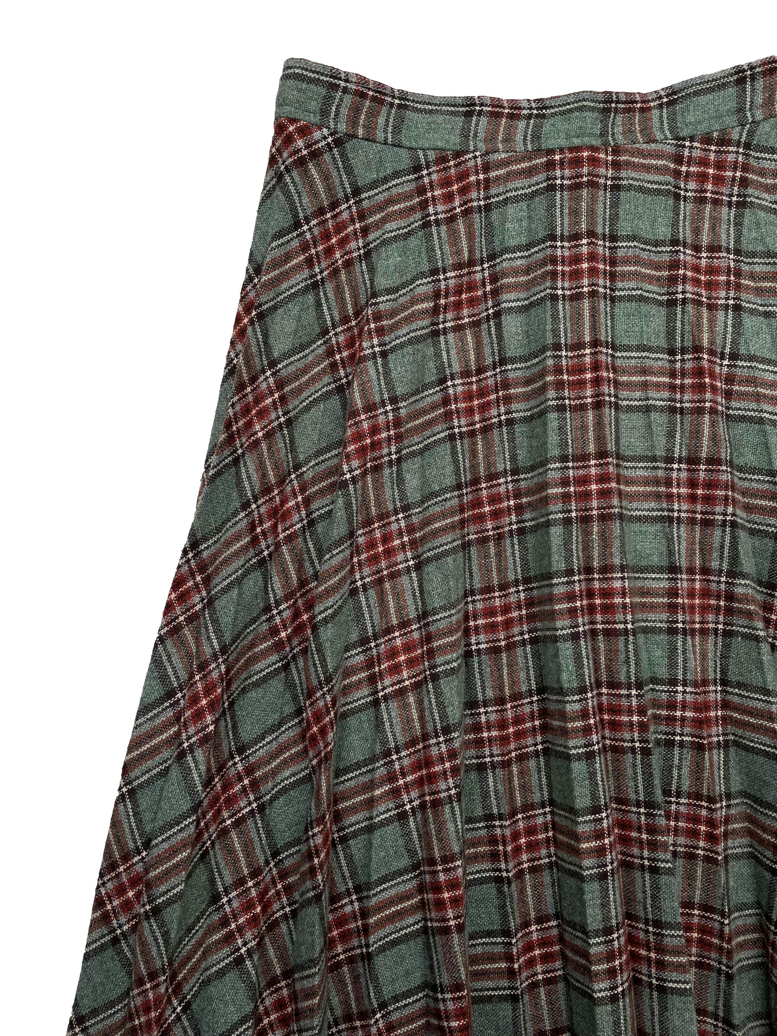 Falda vintage en lanilla escocesa en color verde y marrón, con tableros .Cintura 70cm, Largo 74cm.