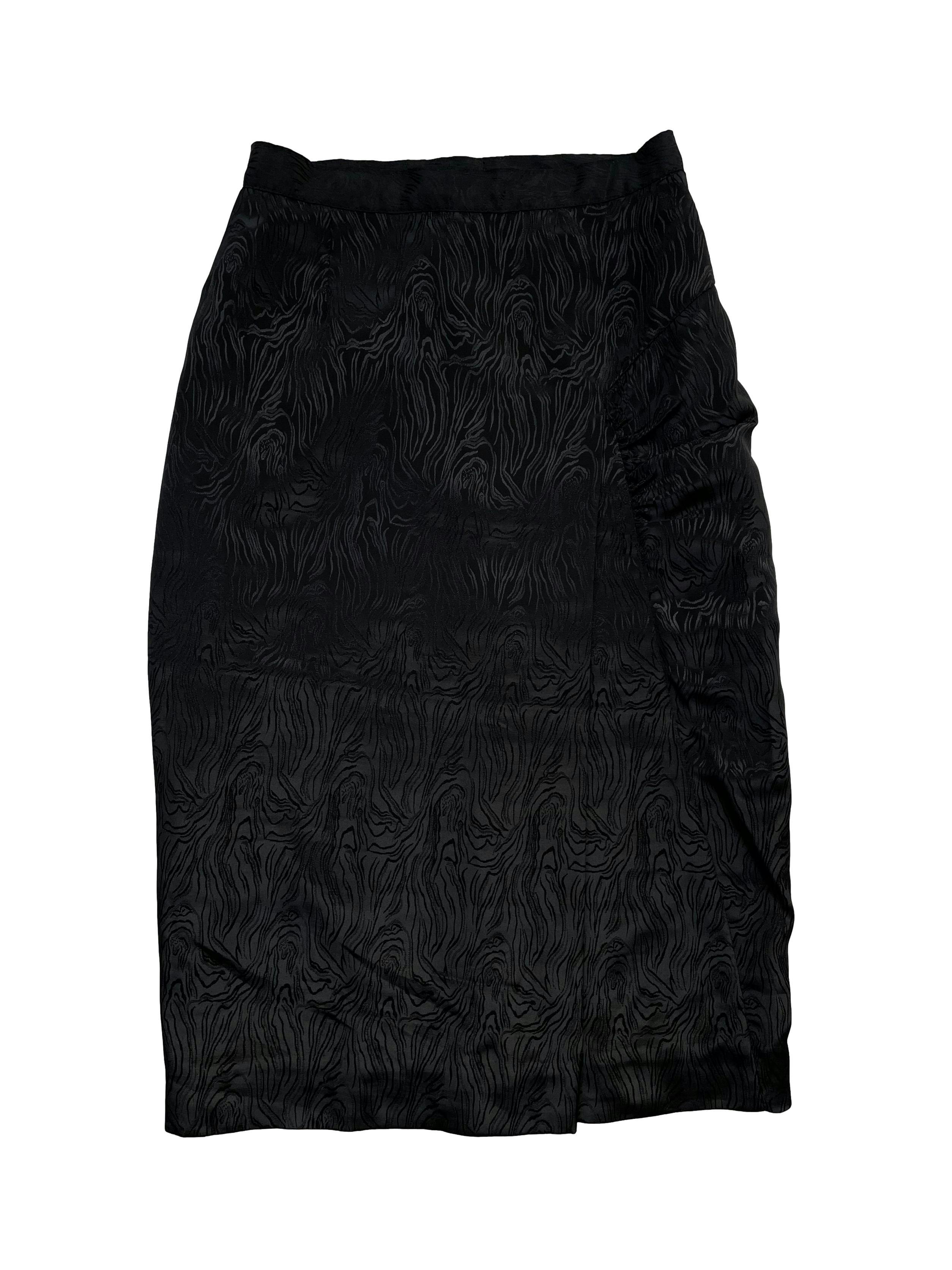 Falda lápiz negra tipo seda forrada, drapeado lateral con pliegue y cierre posterior. Cintura 66cm, Largo 73cm.