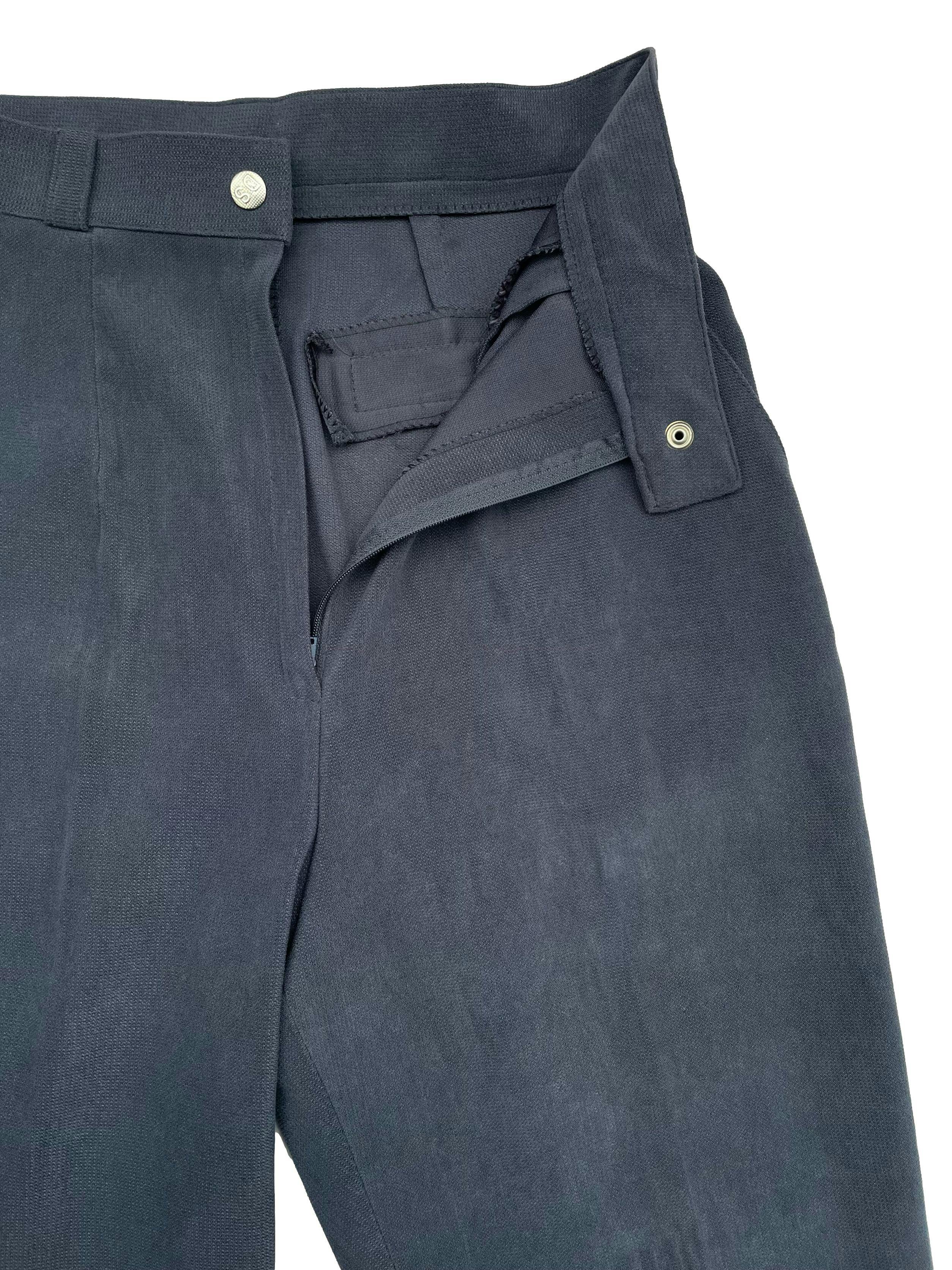 Pantalón vintage gris azulado, corte mom jean a la cintura, tela tipo corduroy delgado. Cintura 70cm, Largo 97cm.