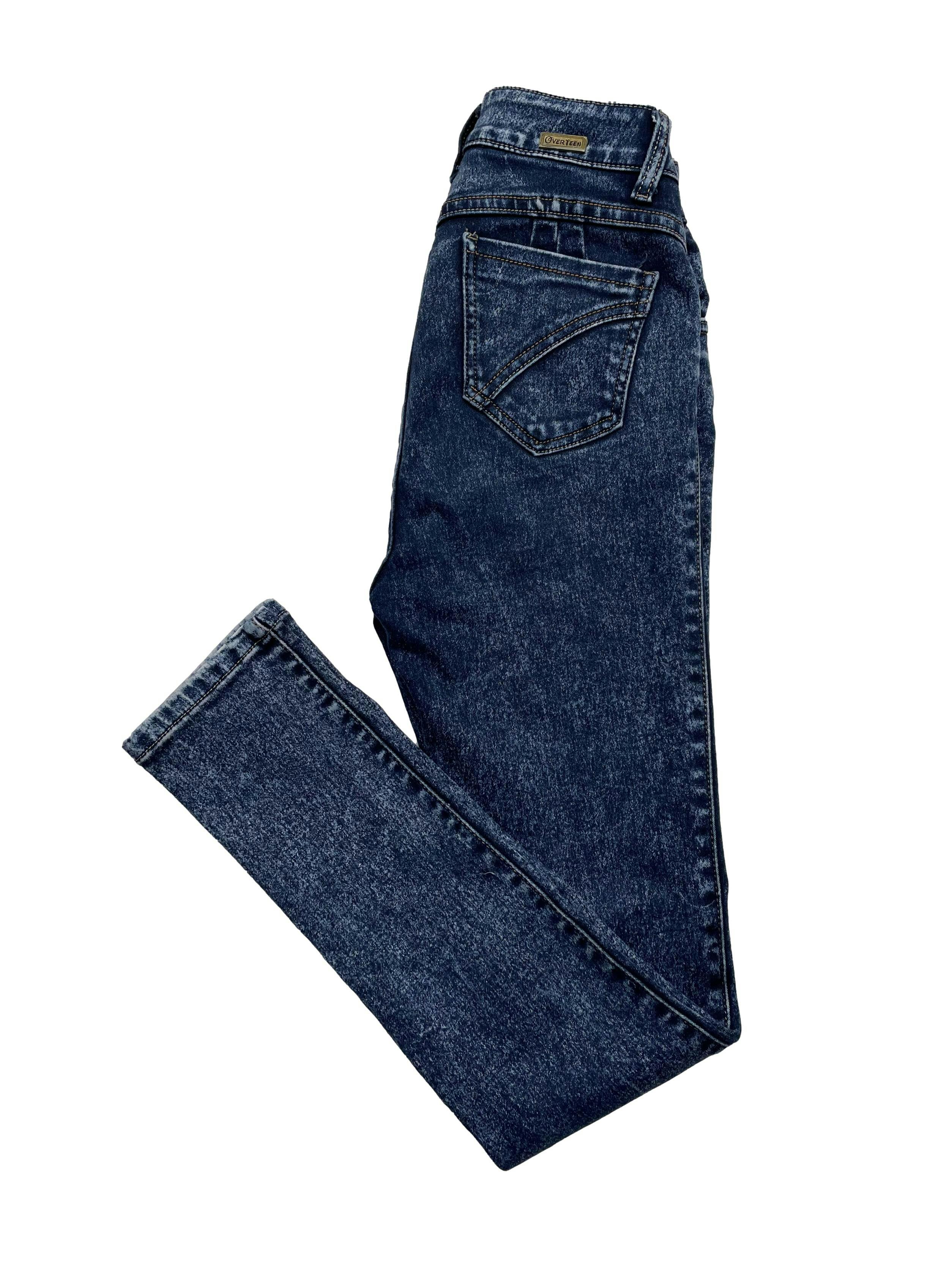 Skinny jean a la cintura azul, efecto nevado. Cintura: 68cm, Largo: 100cm.