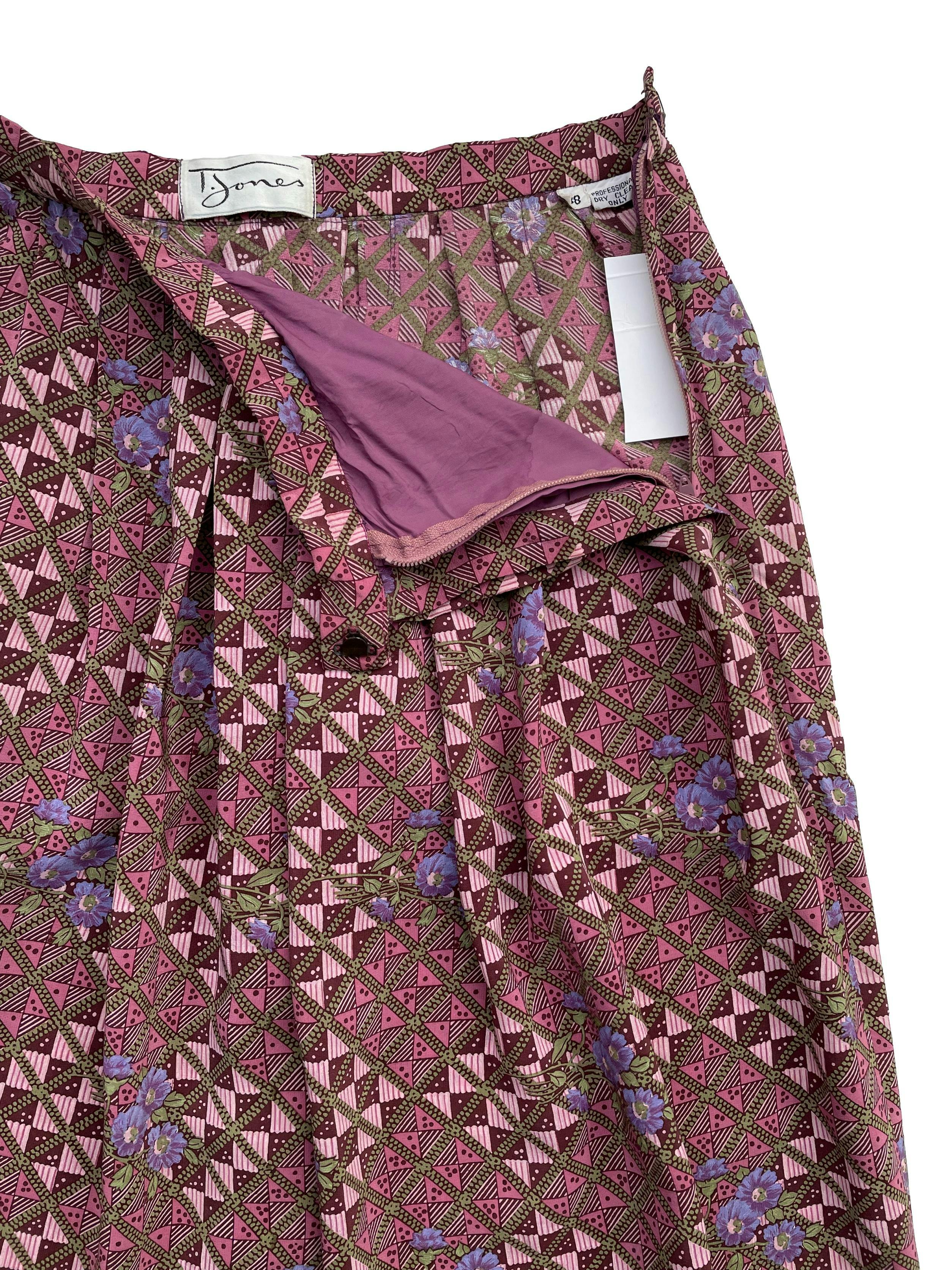 Falda vintage midi con estampado geométrico en tonos lila y textura sedosa, bolsillos laterales y cierre posterior. Cintura 62cm ,Largo 71cm.