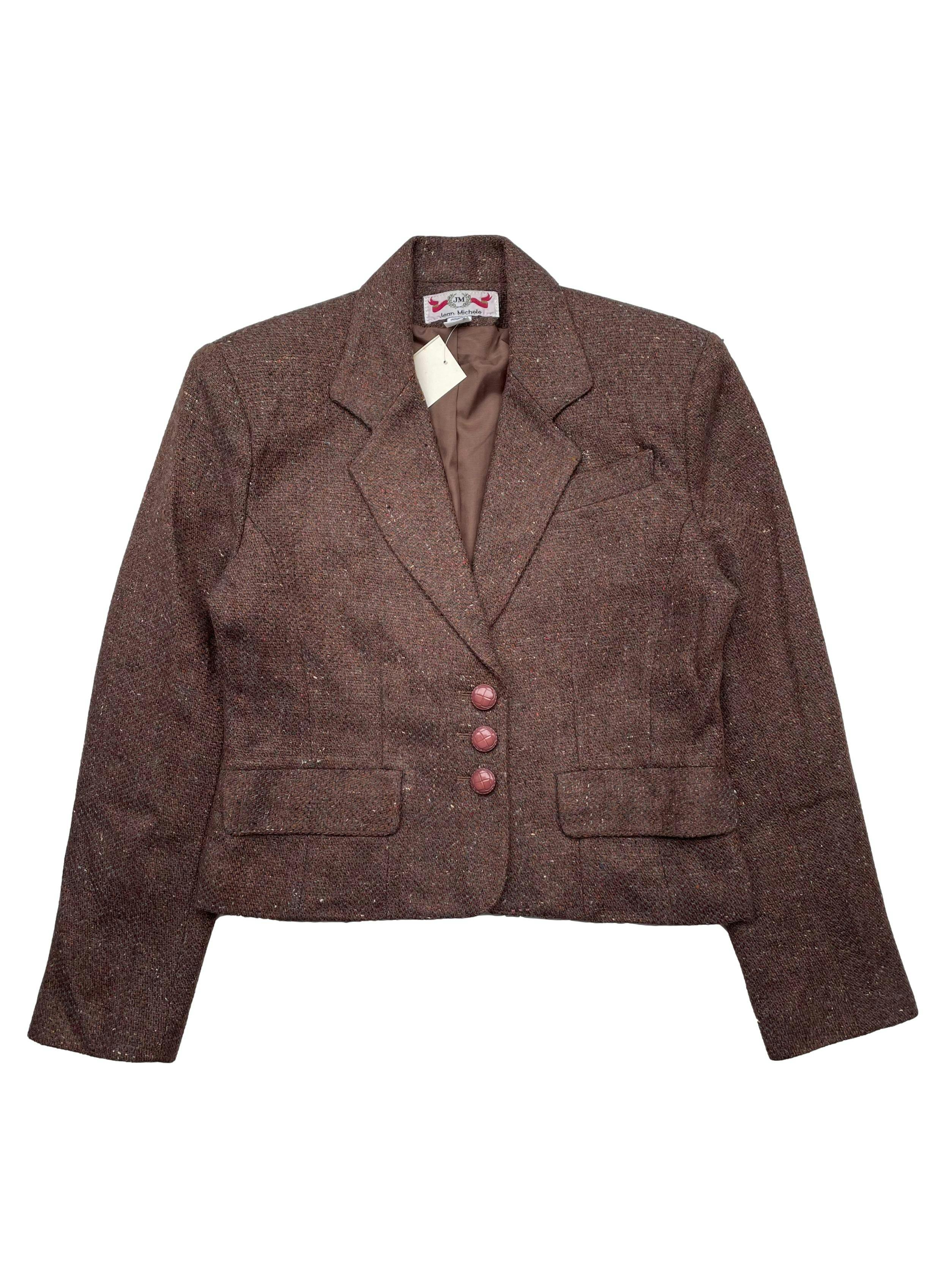 Saquito vintage marrón jaspeado 100% lana , con forro ,hombreras ,bolsillos y botones palo rosa. Marca argentina. Hombros 42cm, Largo 52cm.