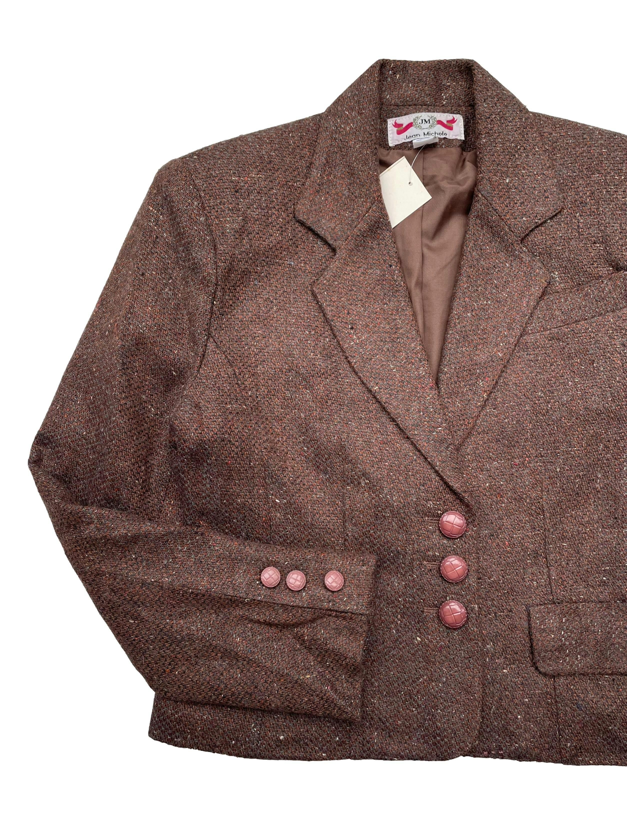 Saquito vintage marrón jaspeado 100% lana , con forro ,hombreras ,bolsillos y botones palo rosa. Marca argentina. Hombros 42cm, Largo 52cm.