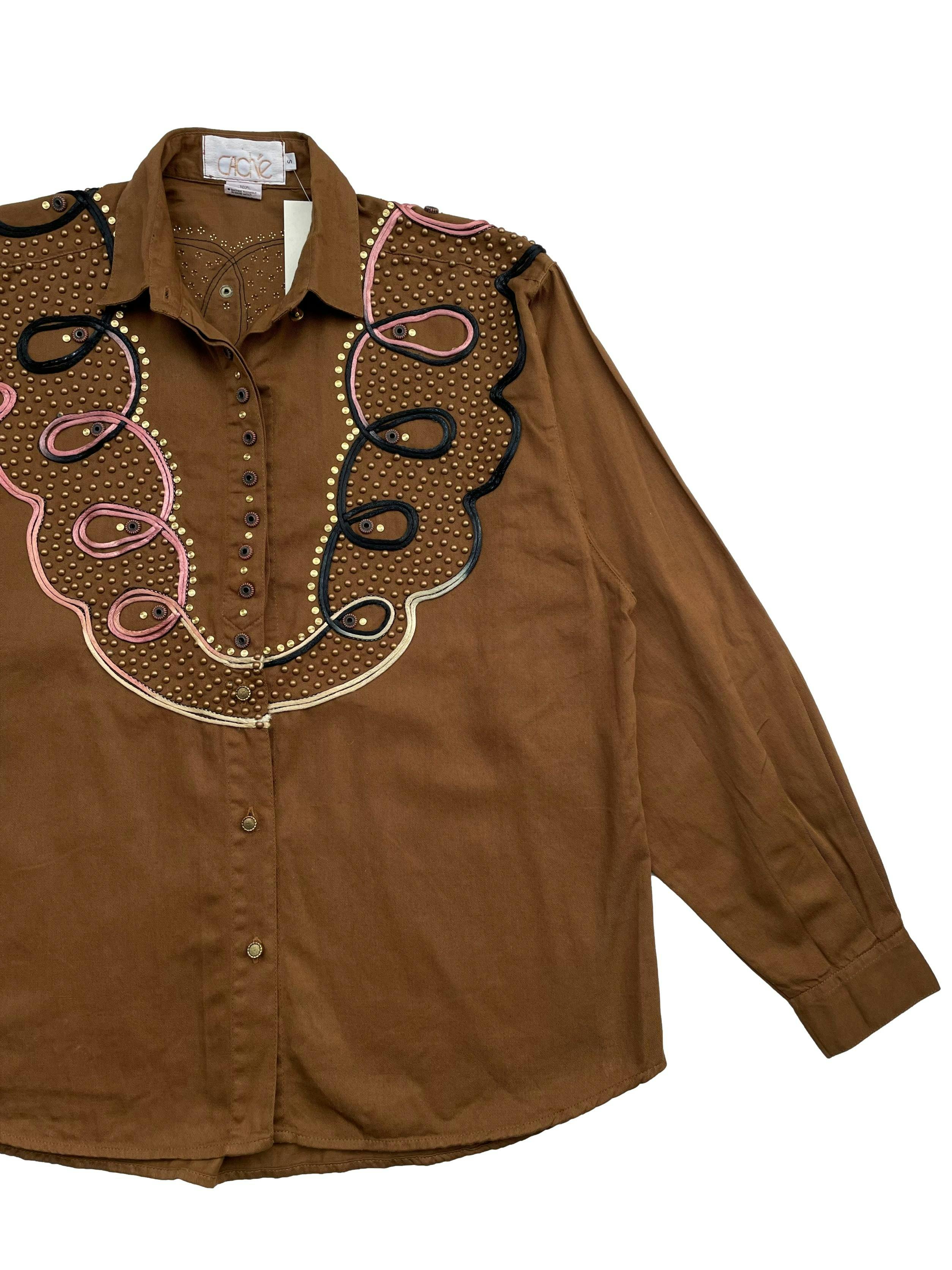 Blusa vintage Caché marrón,100% algodón. Con tachas y aplicaciones en negro, dorado y rosado. Hombros 45cm, Largo 63cm.Talla S en en etiqueta.
