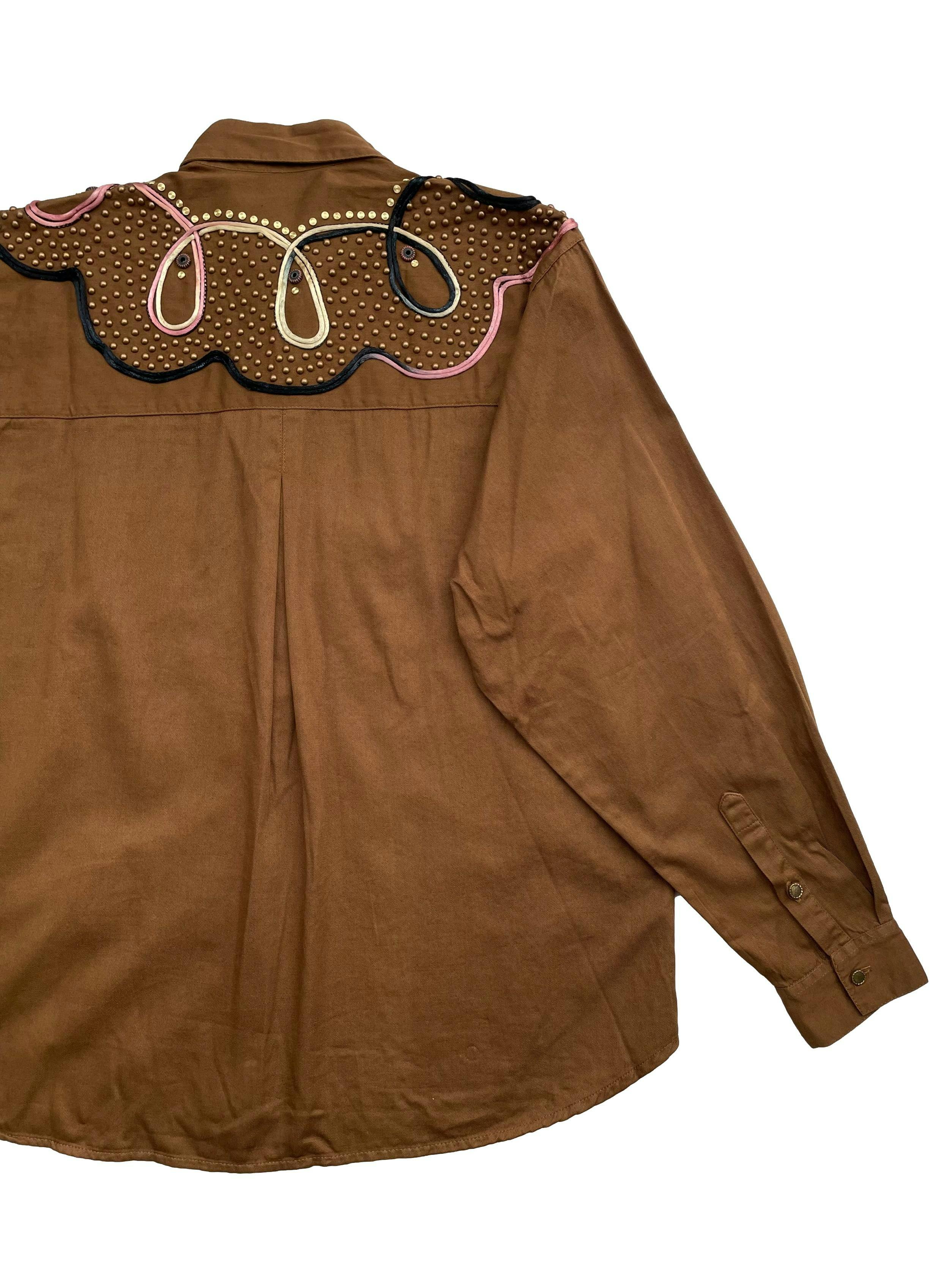 Blusa vintage Caché marrón,100% algodón. Con tachas y aplicaciones en negro, dorado y rosado. Hombros 45cm, Largo 63cm.Talla S en en etiqueta.