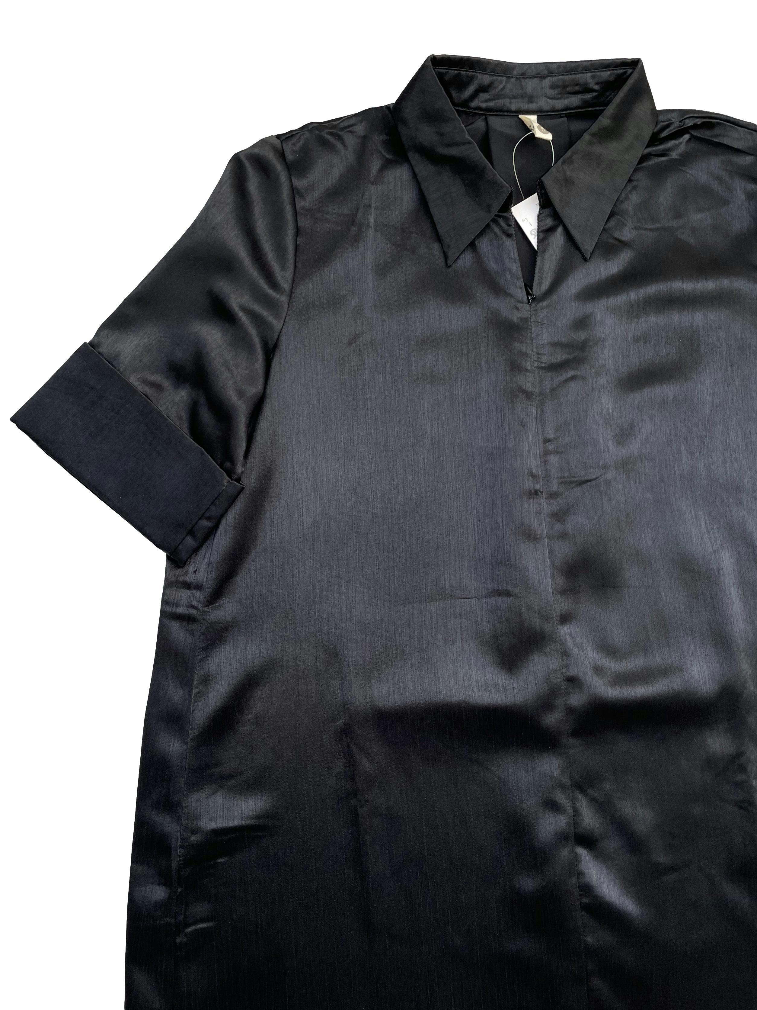 Vestido de tela sedosa negra, dobladillo en mangas, escote con cierre, suelto. Busto: 102cm, Largo: 108cm.