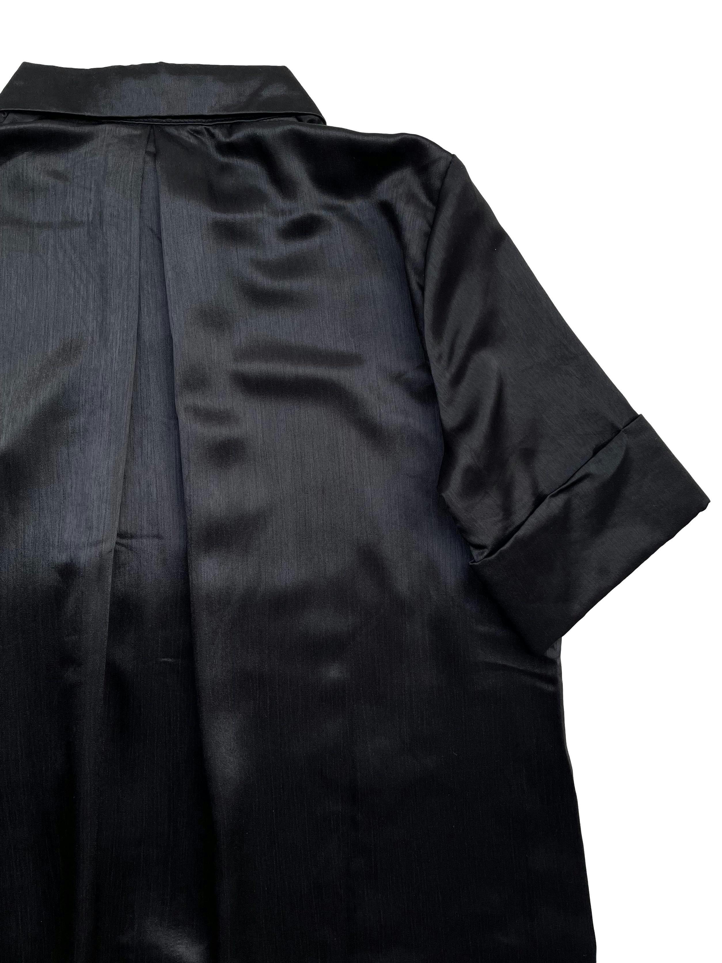 Vestido de tela sedosa negra, dobladillo en mangas, escote con cierre, suelto. Busto: 102cm, Largo: 108cm.