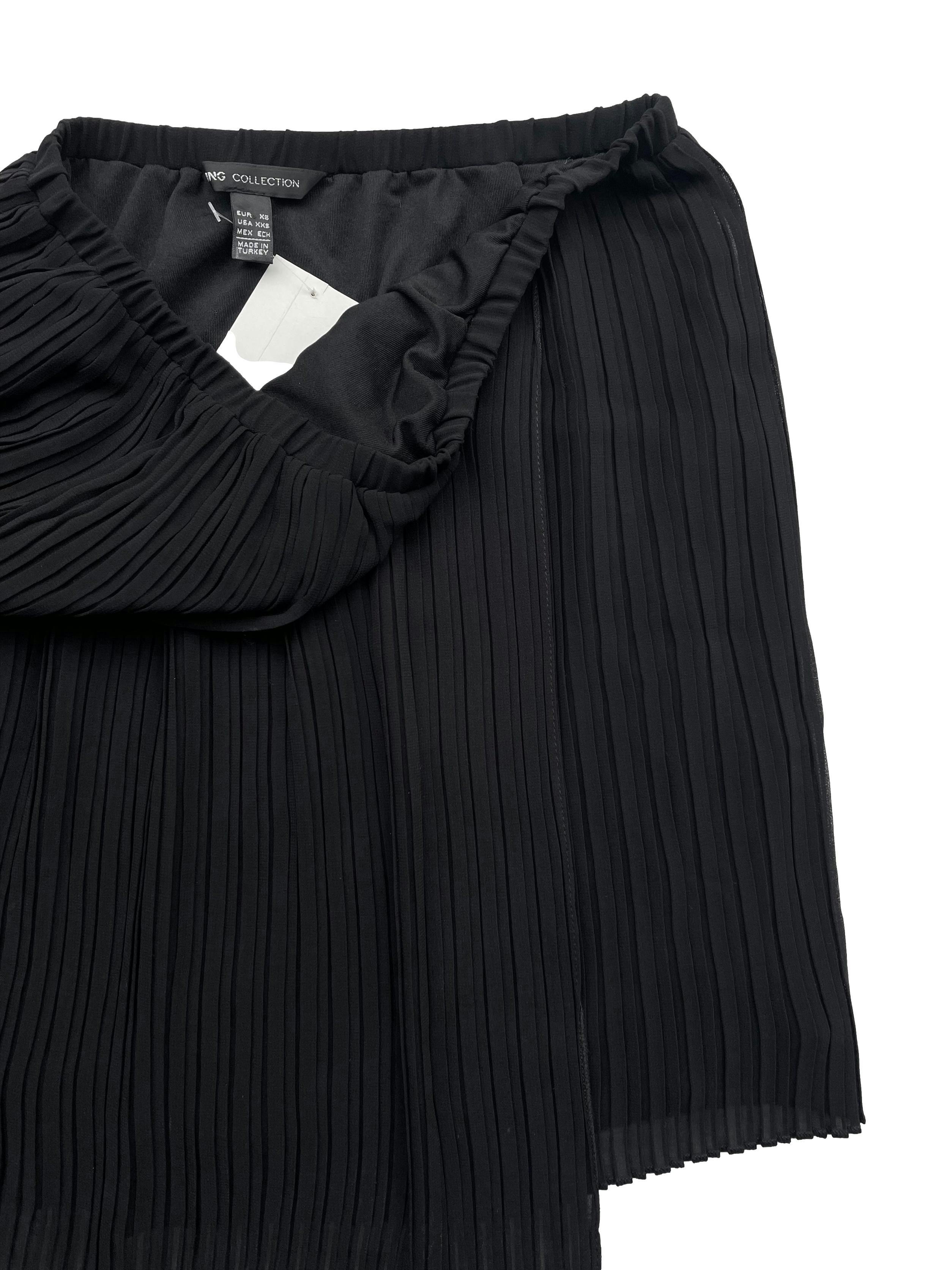 Mini falda Mango de gasa plisada negra con forro, estilo envolvente con basta asimétrica y cintura elástica. Largo 40cm.