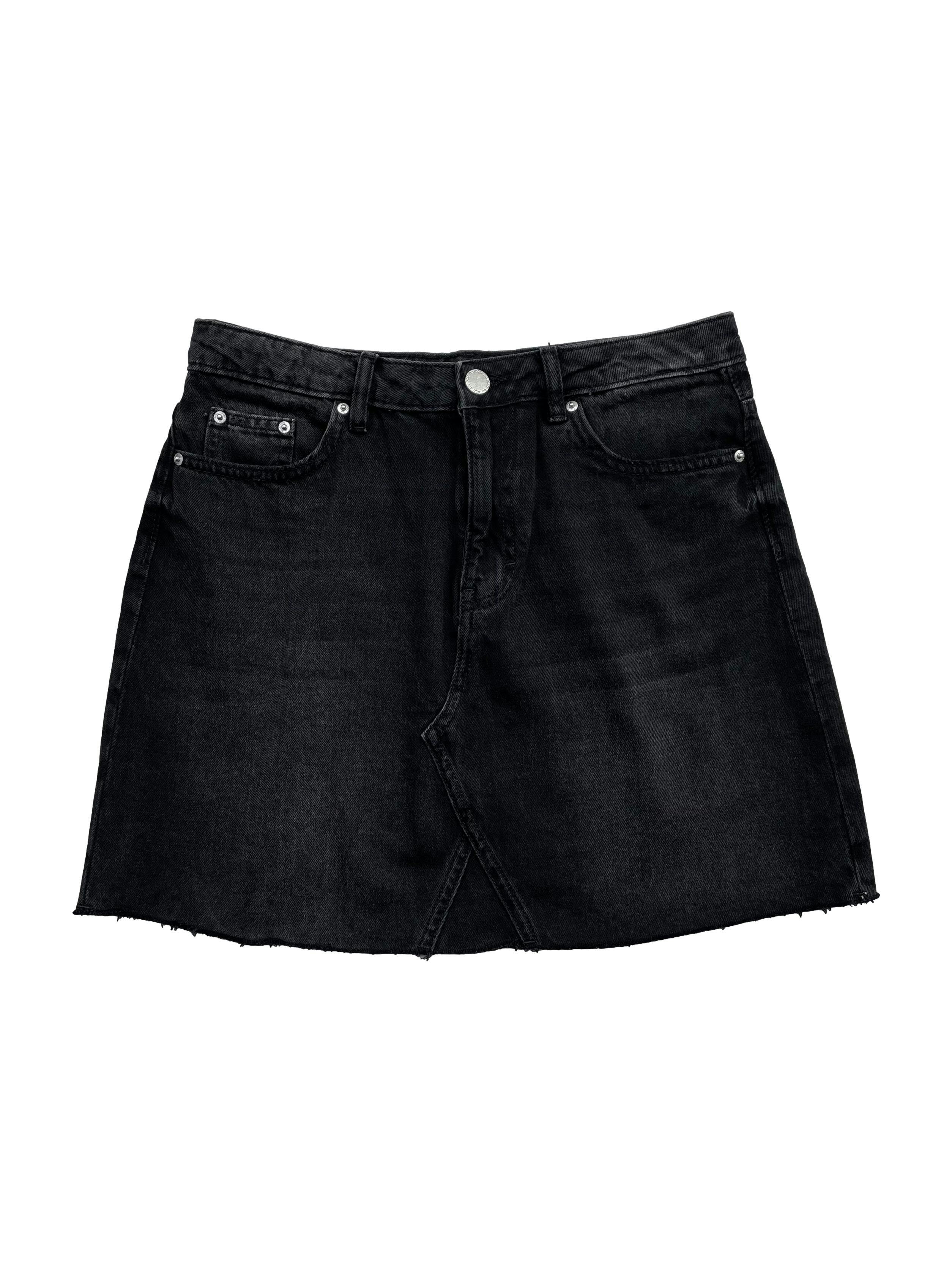 Falda slim H&M, negra efecto lavado, con basta desflecada. Cintura: 74cm, Largo: 41cm.