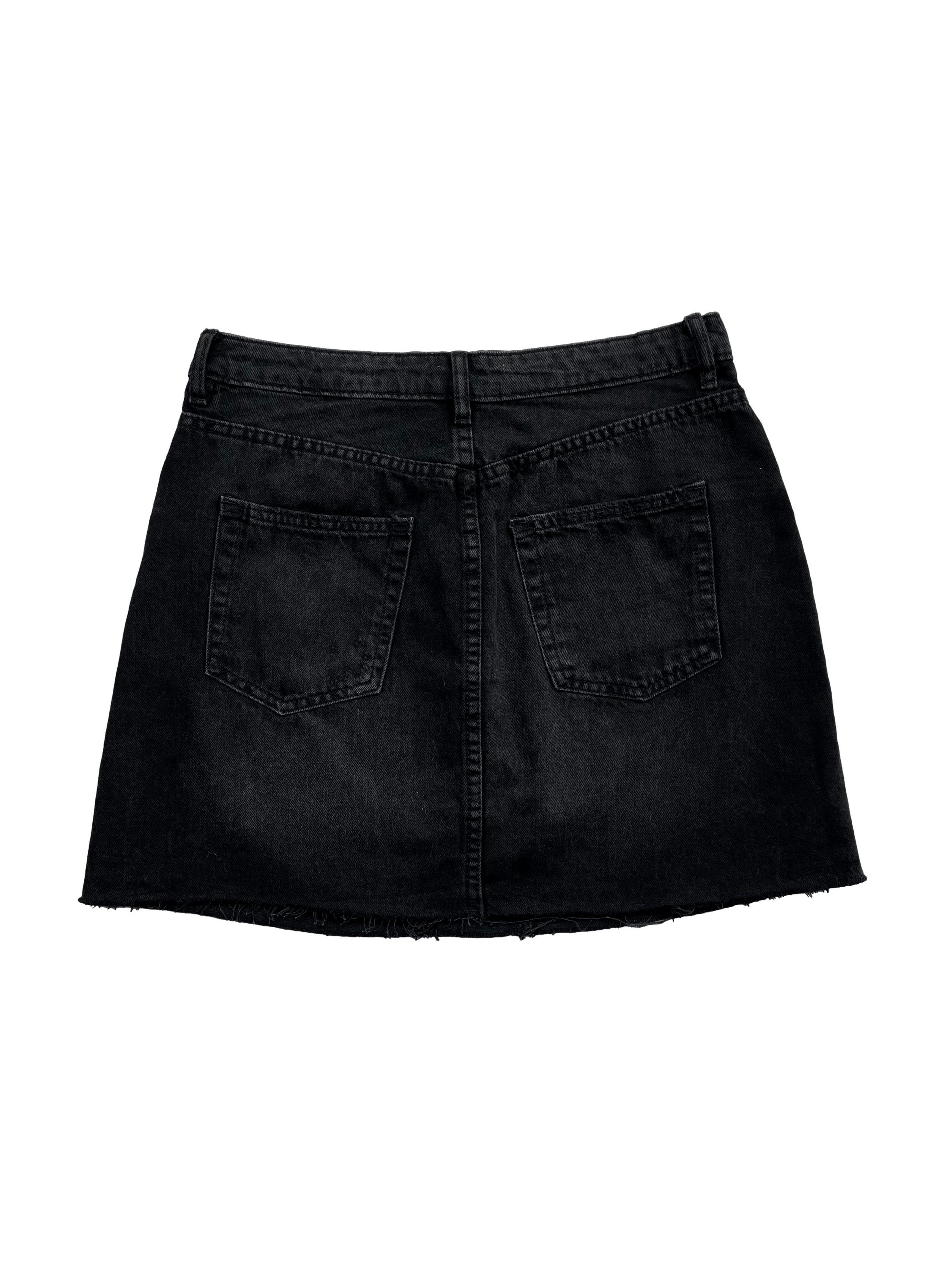 Falda slim H&M, negra efecto lavado, con basta desflecada. Cintura: 74cm, Largo: 41cm.