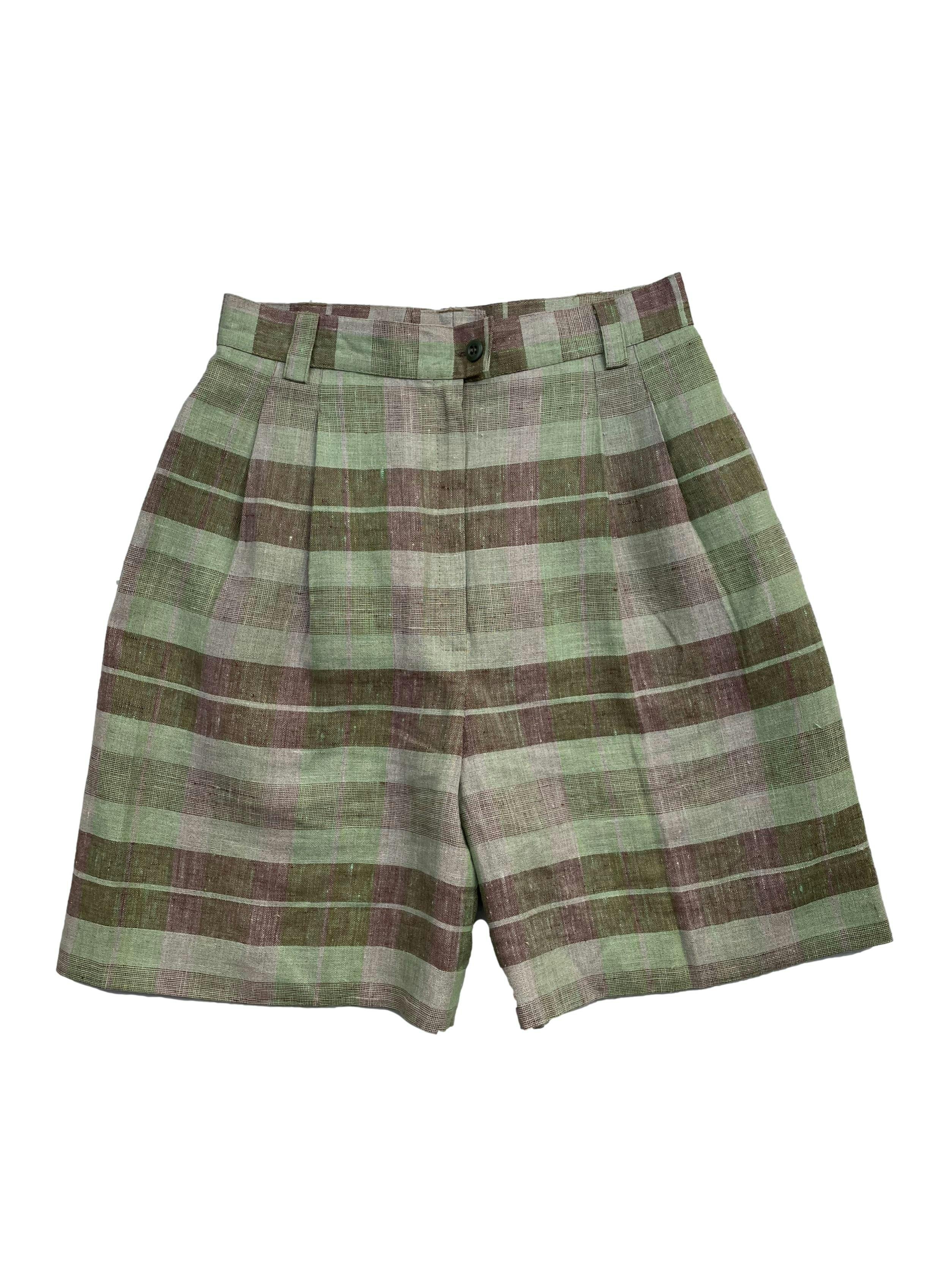 Short vintage tela tipo lino ,a cuadros en tonos verde y rosado con bolsillos laterales. Nuevo sin etiqueta. Cintura 68cm,Largo 49cm.