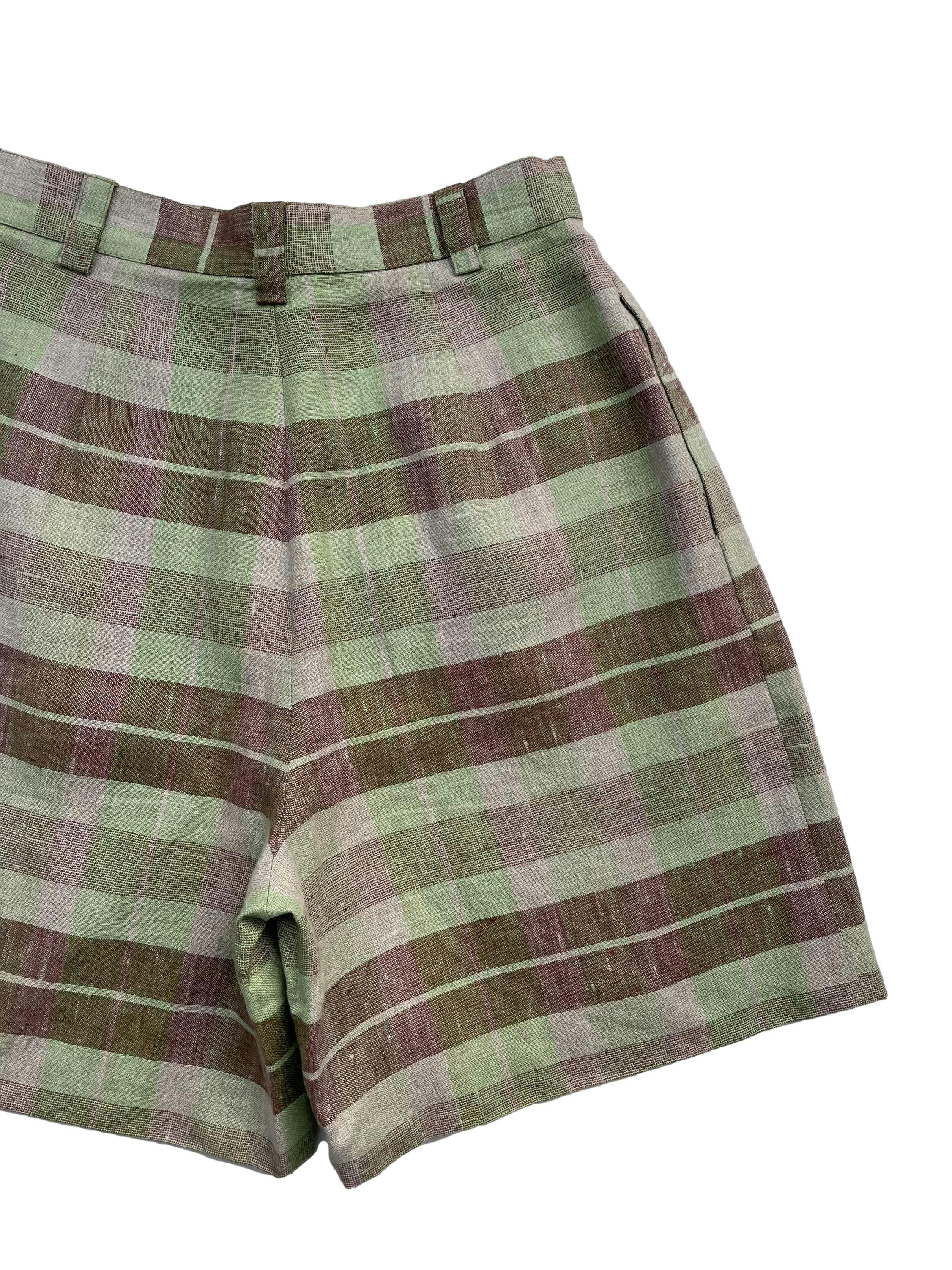 Short vintage tela tipo lino ,a cuadros en tonos verde y rosado con bolsillos laterales. Nuevo sin etiqueta. Cintura 68cm,Largo 49cm.