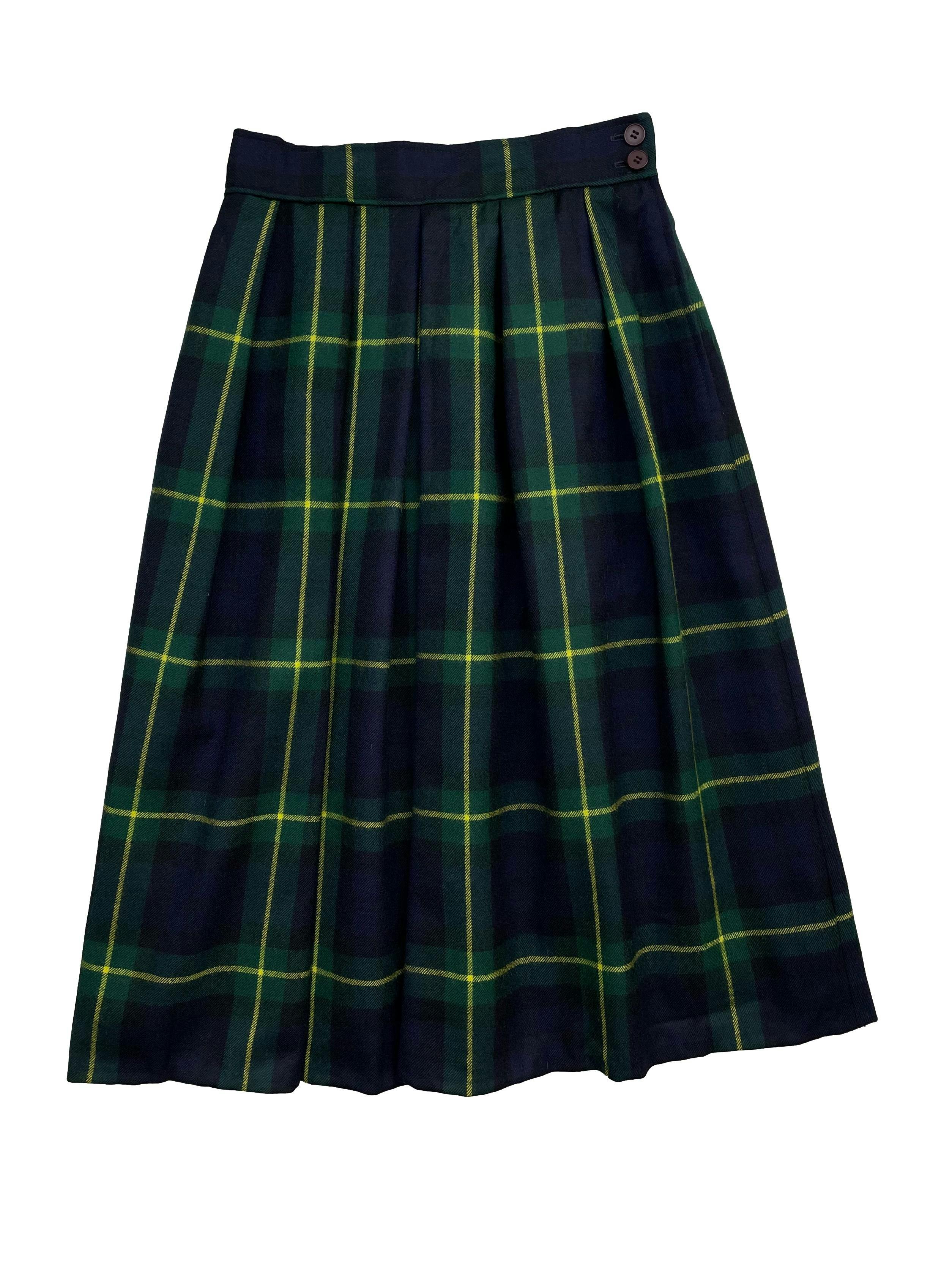 Falda vintage a cuadros escoceses en verde, azul y amarillo ,100%lana con bolsillos laterales. Cintura 66cm ,Largo 70cm.