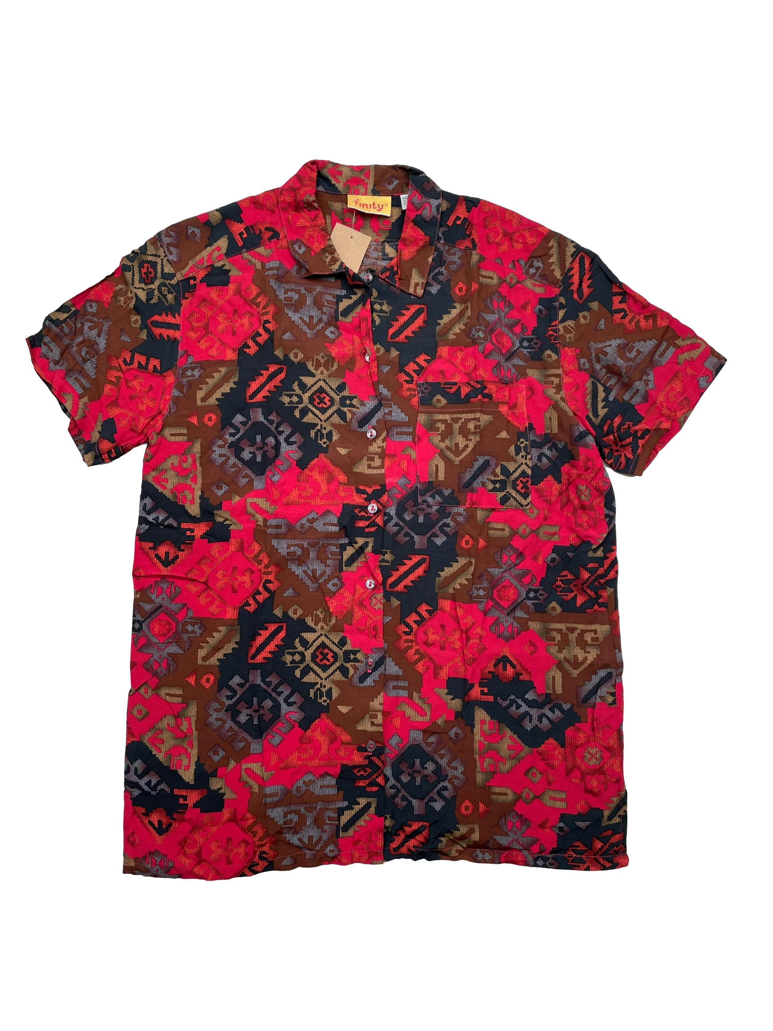 Blusa vintage , tela ligeramente satinada con estampado tribal en rojo y negro, bolsillo en pecho. Hombros 50cm, Largo 76cm.