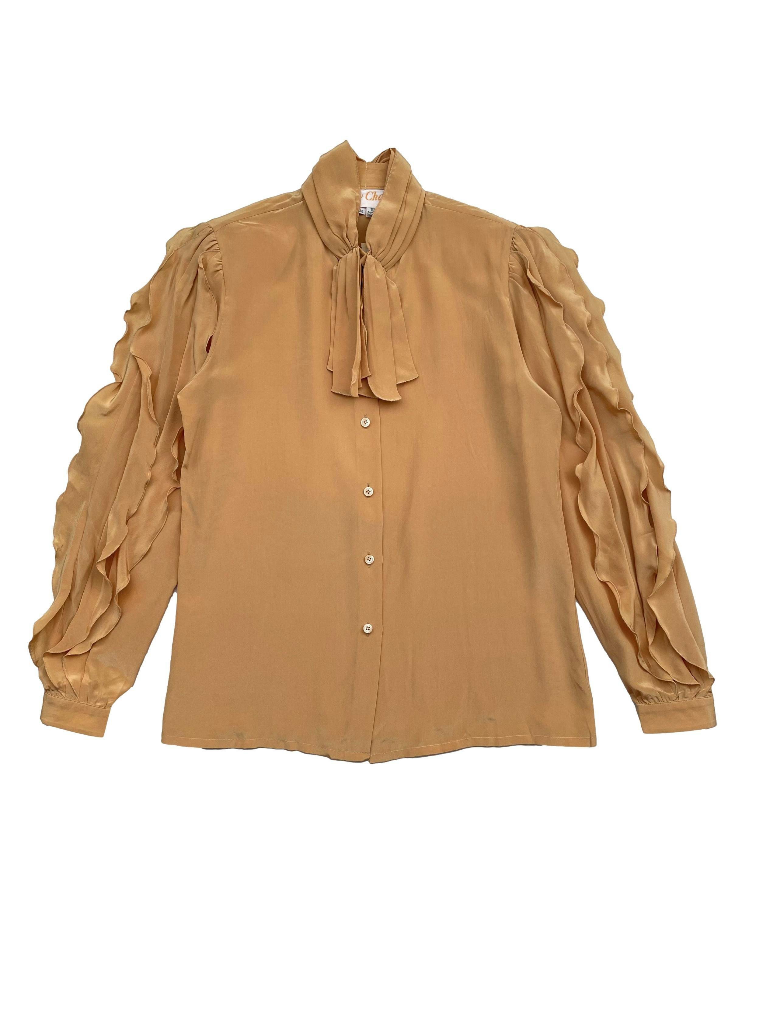 Blusa vintage 100% seda en color maíz, cuello drapeado con lazo, mangas con volantes y hombreras. Hombros 35 cm, Largo 60cm.