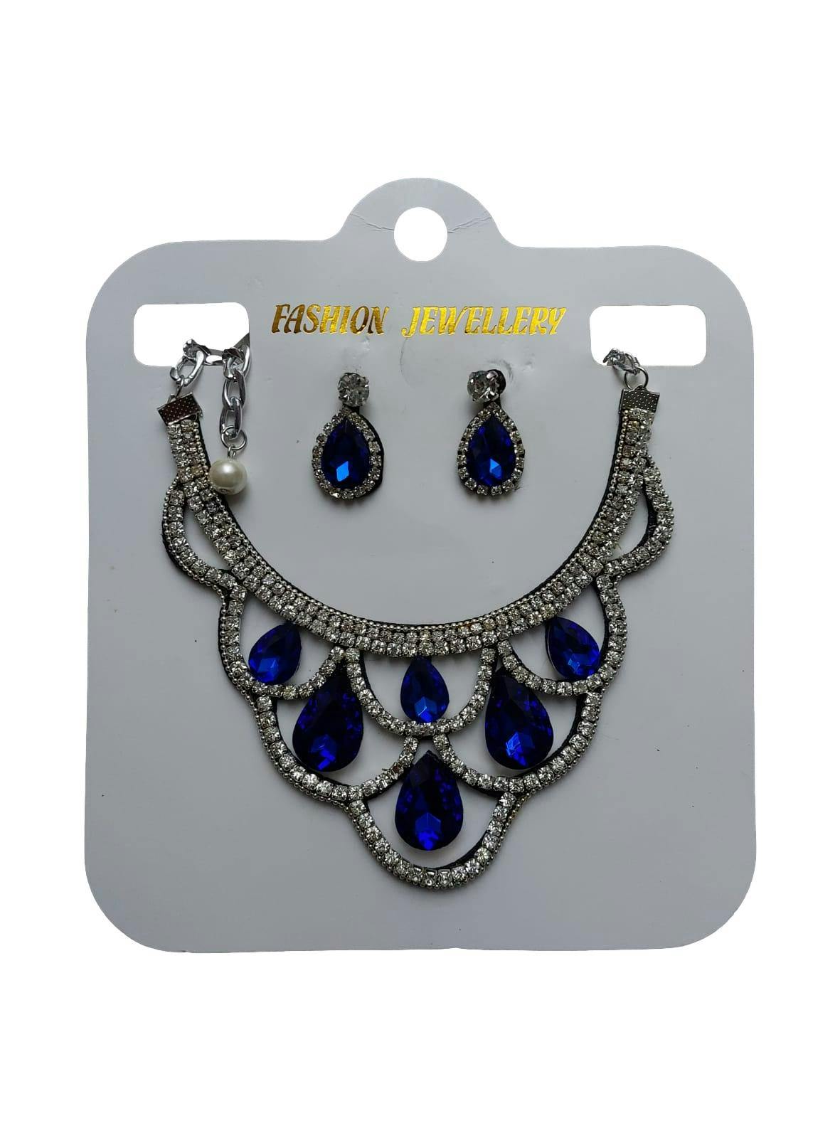 Set cadena plateada aretes y collar de acrílicos facetados azules y aplicaciones tipo diamantes. Collar largo: 35cm, aretes largo: 3cm,