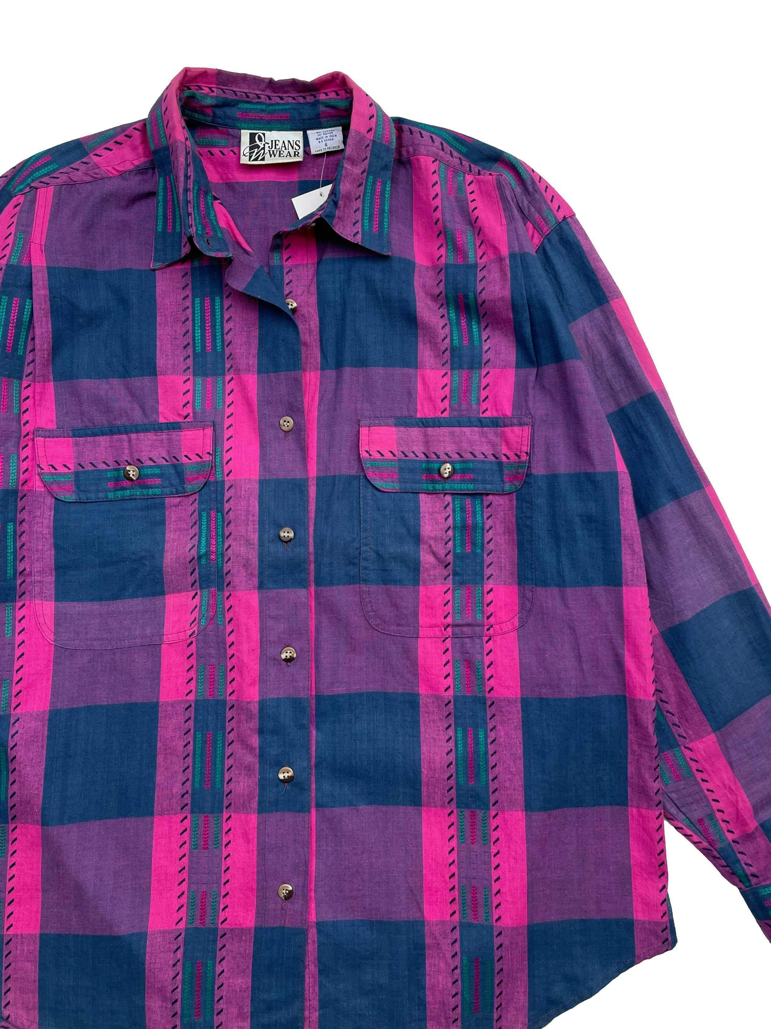 Blusa vintage a cuadros en tonos morados y azules, tela 90% algodón, con bolsillos solapa frontales. Largo 70 cm.