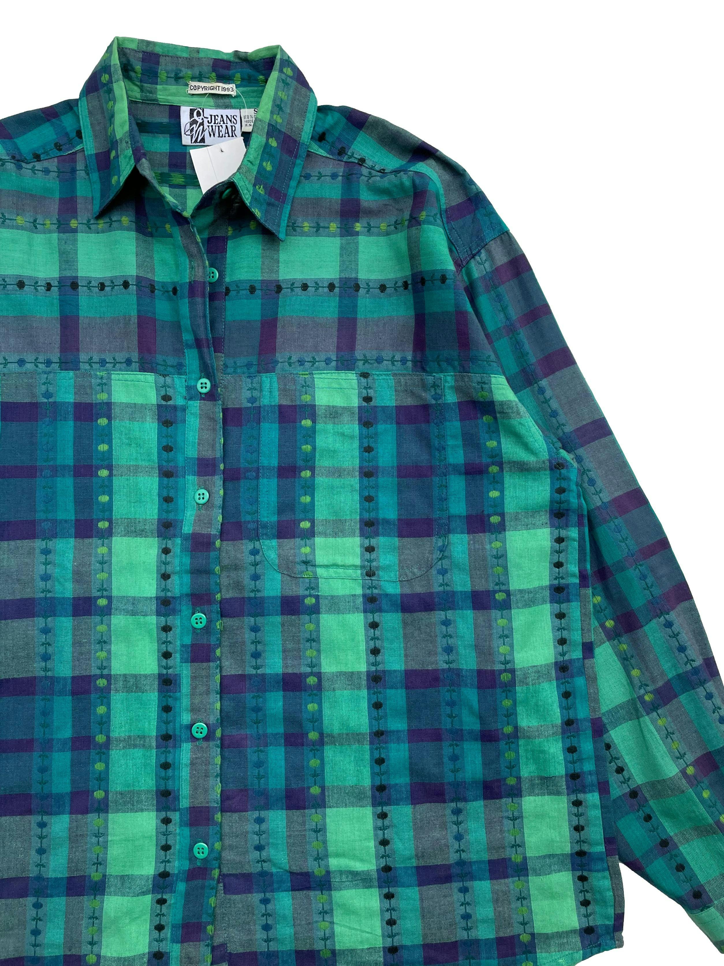Blusa vintage a cuadros en tonos verdes y azules, tela 100% algodón, con bolsillos solapa frontales. Largo 70 cm.