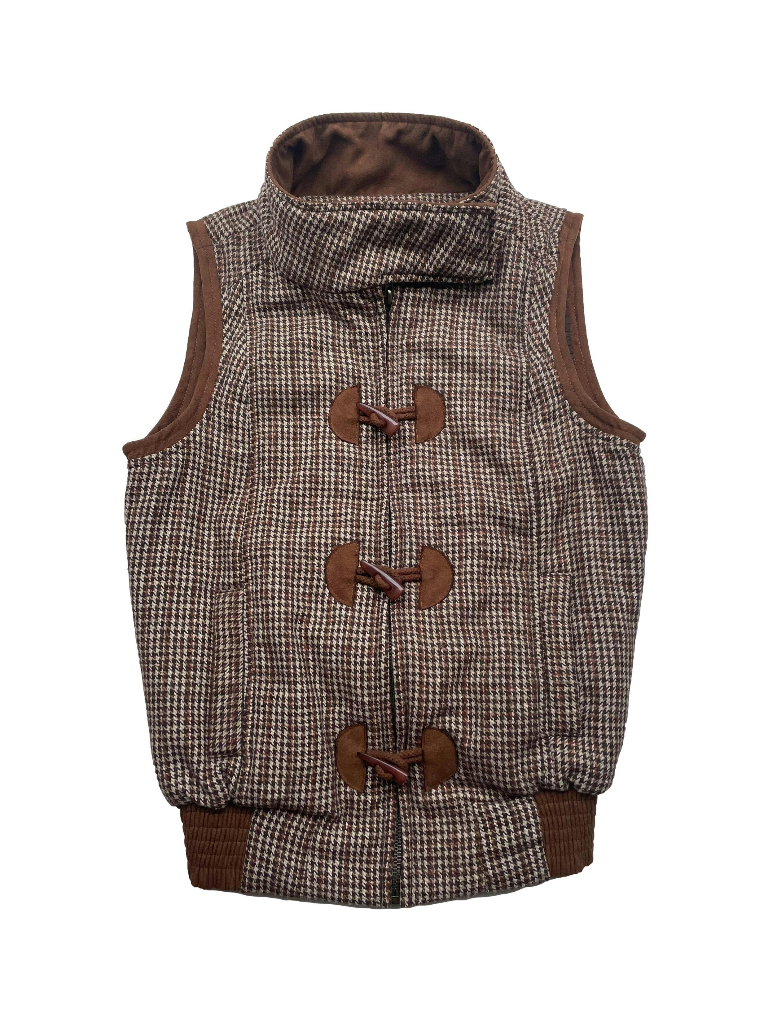 Chaleco Savanah marrón con crema, tela tipo lanilla , ligeramente acolchada. Con bolsillos, botones tipo cacho y cierre. Largo 55cm.