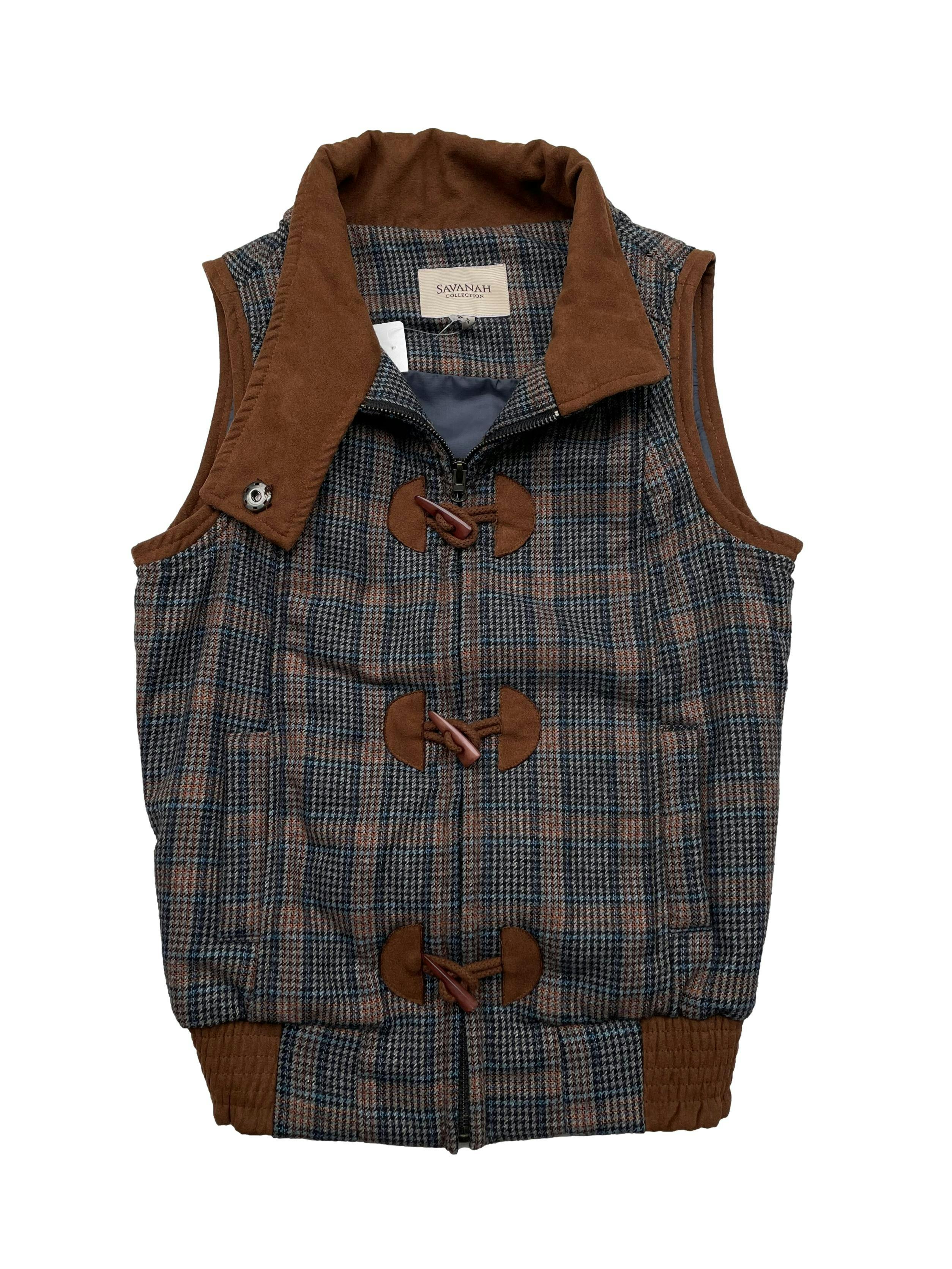 Chaleco Savanah marrón y azul, tela tipo lanilla , ligeramente acolchada. Con bolsillos, botones tipo cacho y cierre. Largo 55cm.