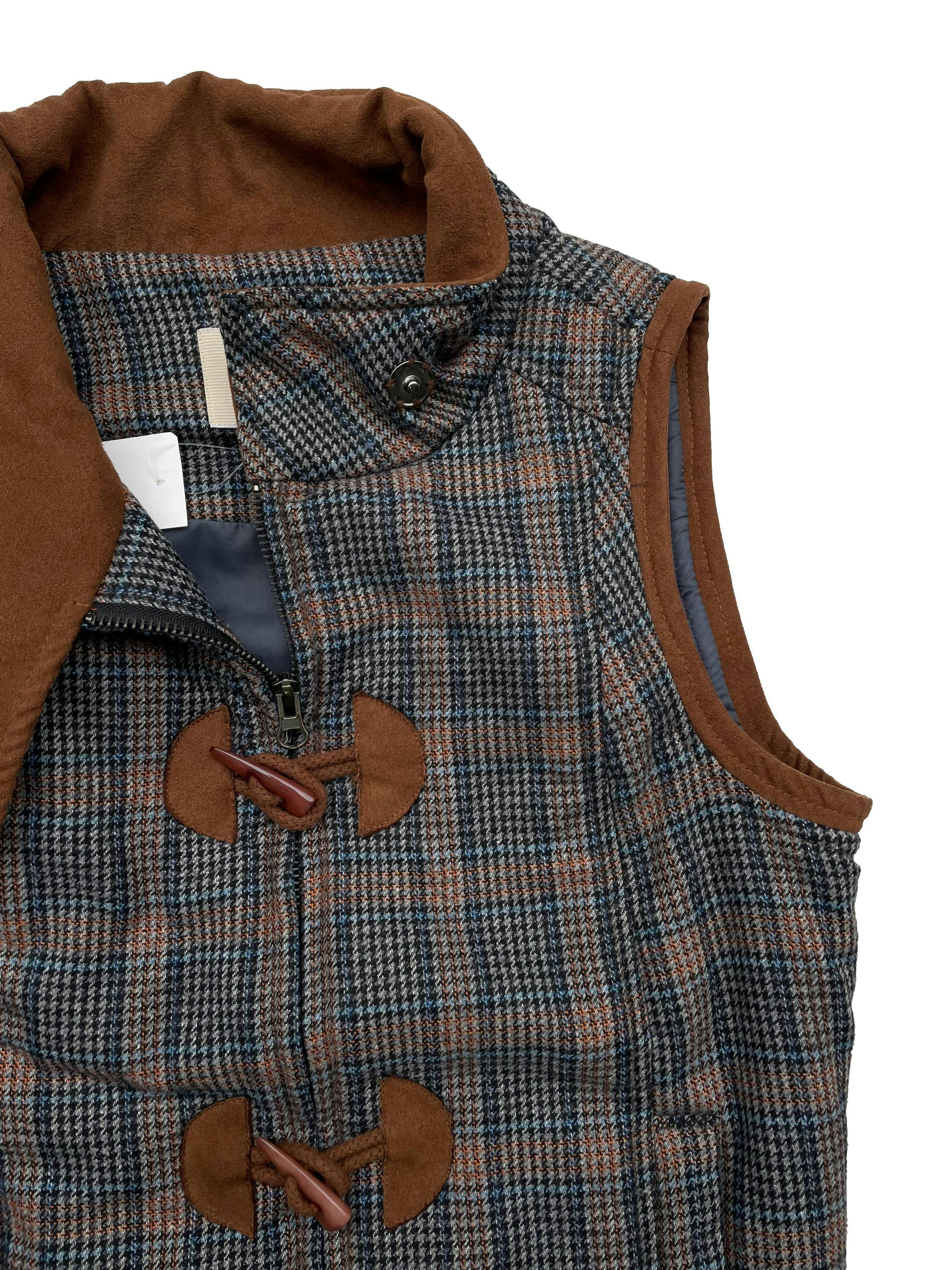 Chaleco Savanah marrón y azul, tela tipo lanilla , ligeramente acolchada. Con bolsillos, botones tipo cacho y cierre. Largo 55cm.