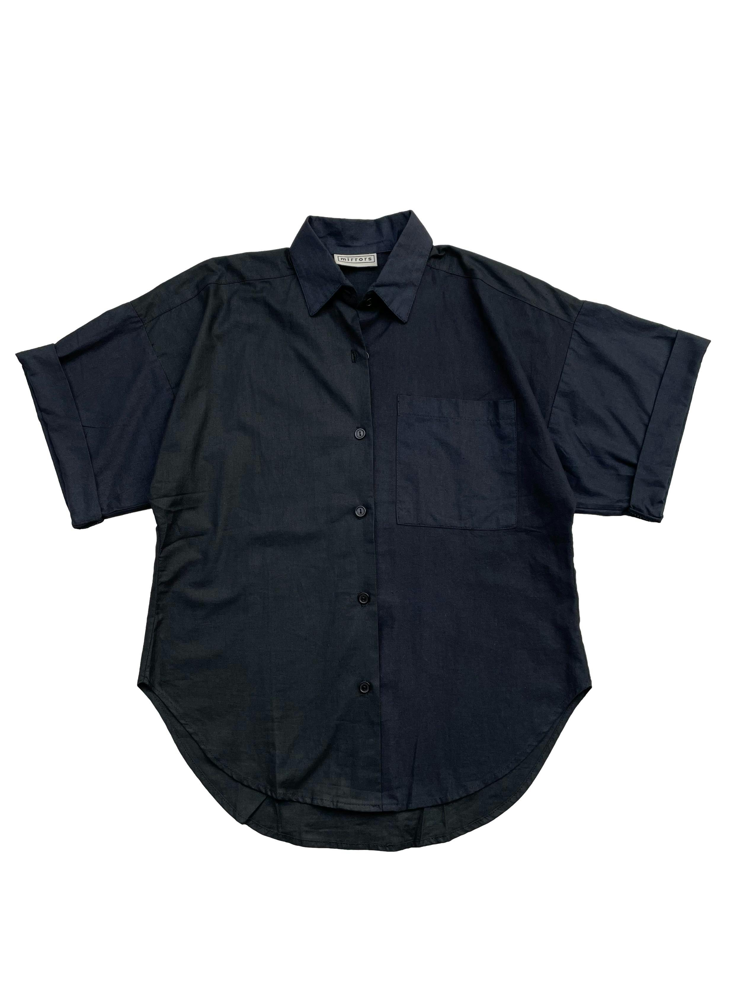 Blusa vintage oversize negra y azul marino, bolsillo frontal. Largo 62cm.