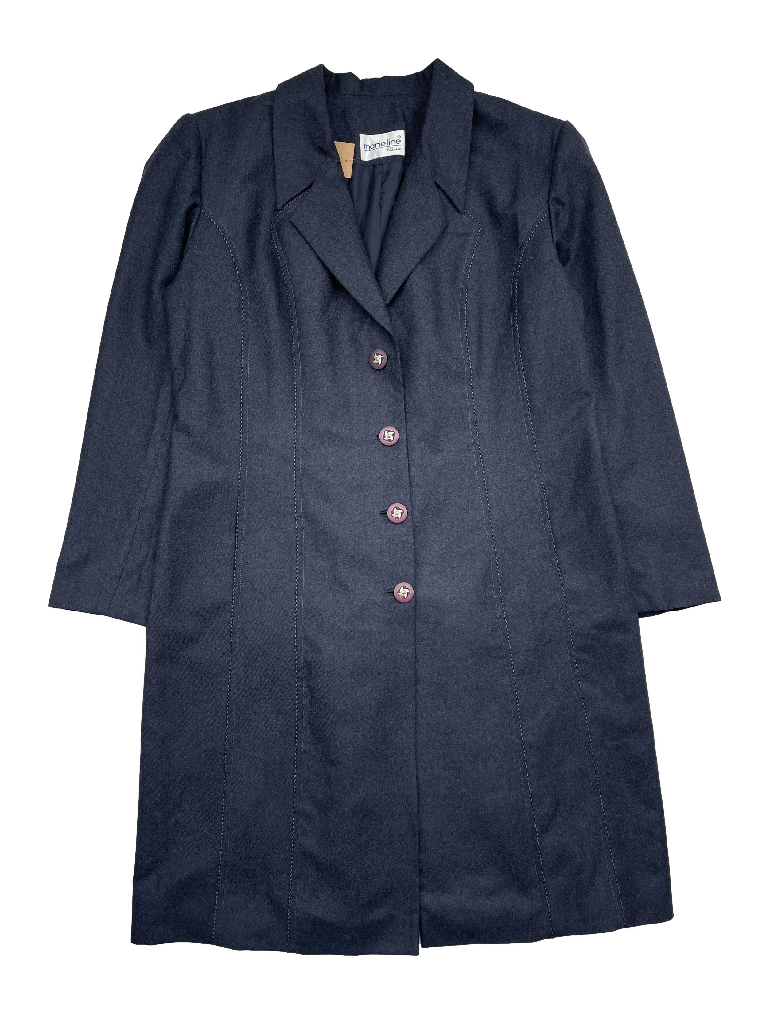 Abrigo largo de lanilla azul, forrado con bolsillos laterales invisibles. Busto: 122cm, Largo: 102cm.