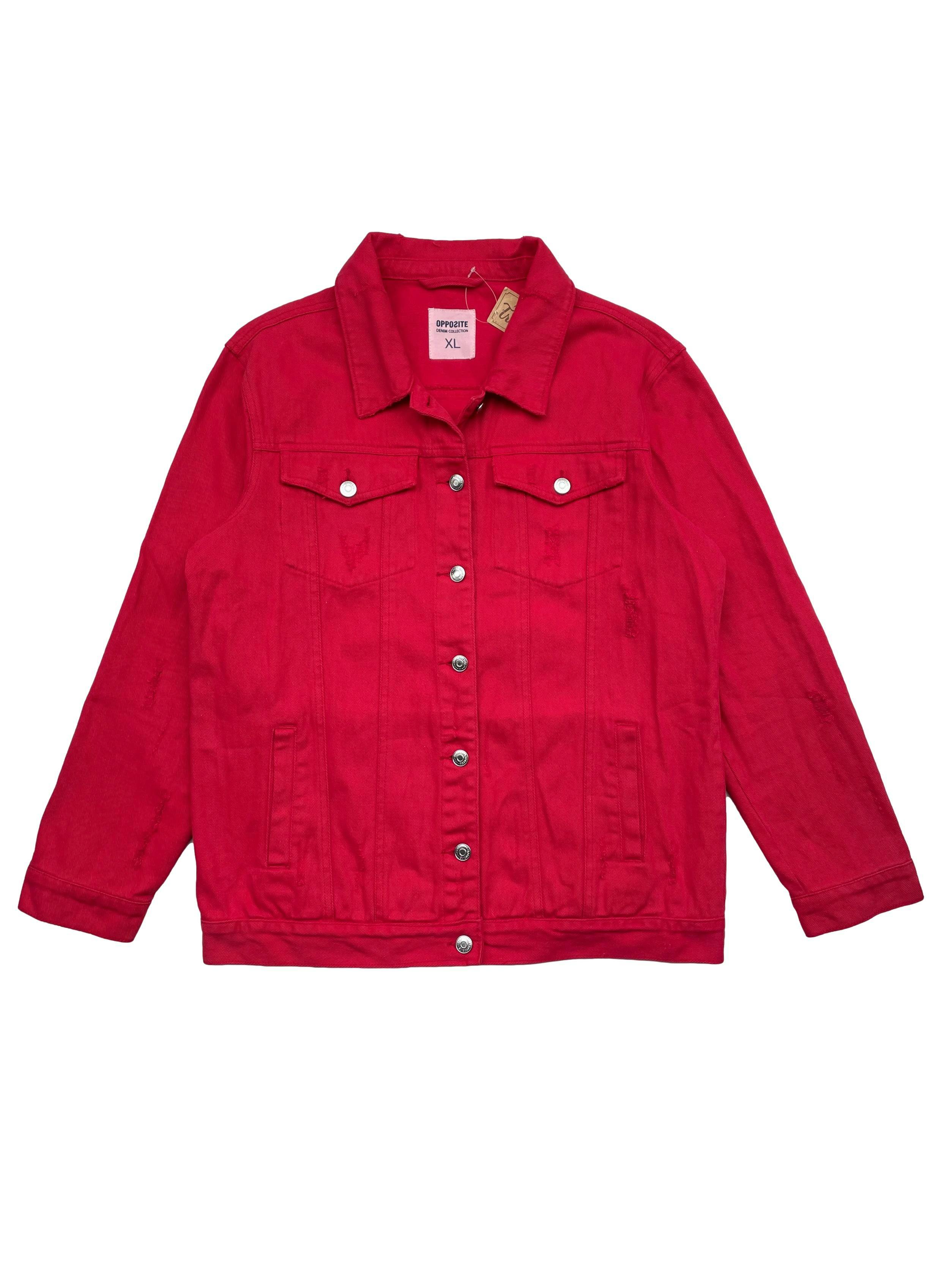 Casasa Opposite roja de jean 100%  algodón, con rasgados, botones metálicos y cuatro bolsillos. Hombros 49cm Busto 110cm Largo 64cm.