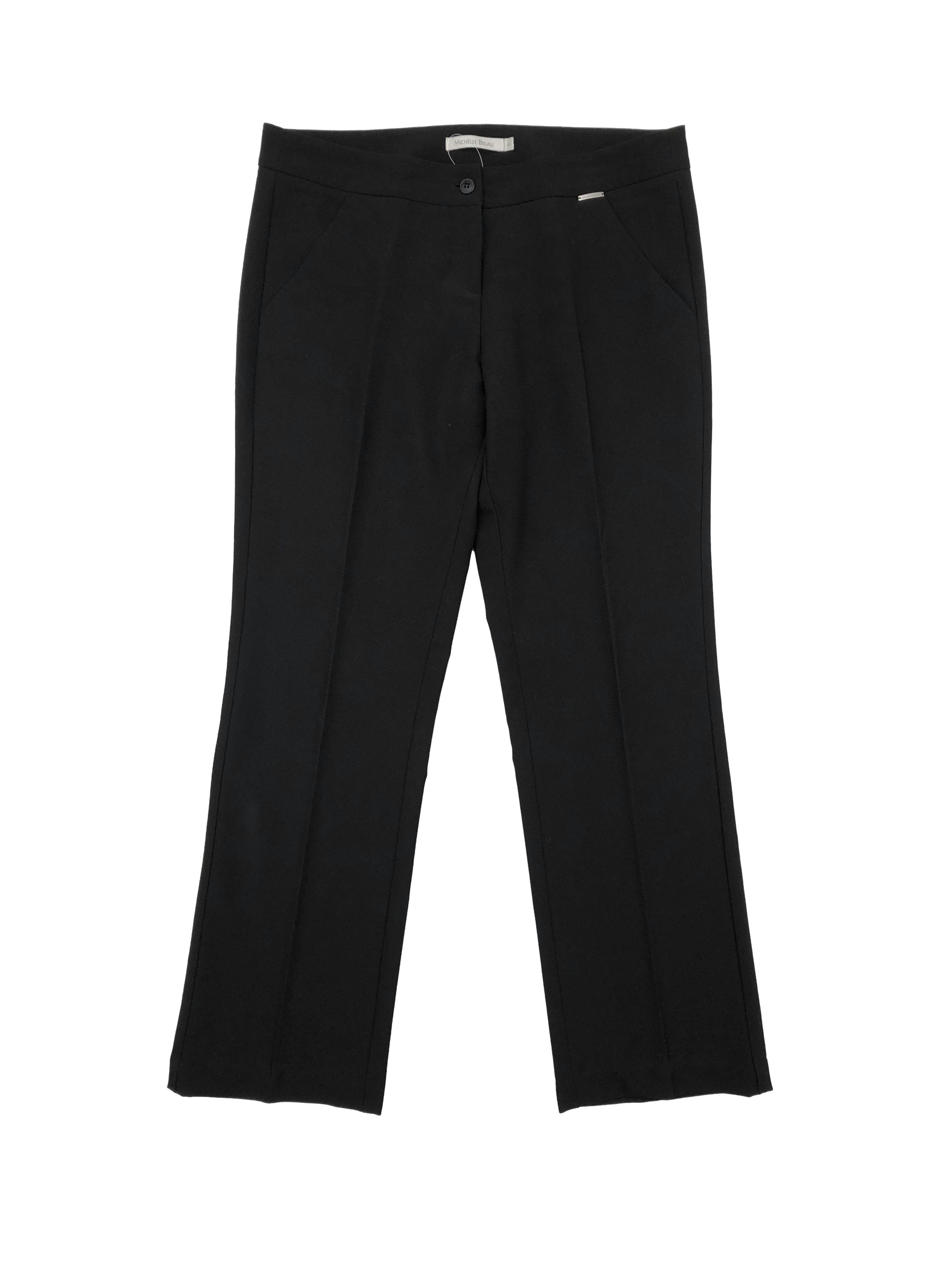 Pantalón negro Michèlle Belau, corte recto con bolsillos laterales y pinzas posteriores. Tiro 23cm, Cintura 84cm, Largo 97cm.