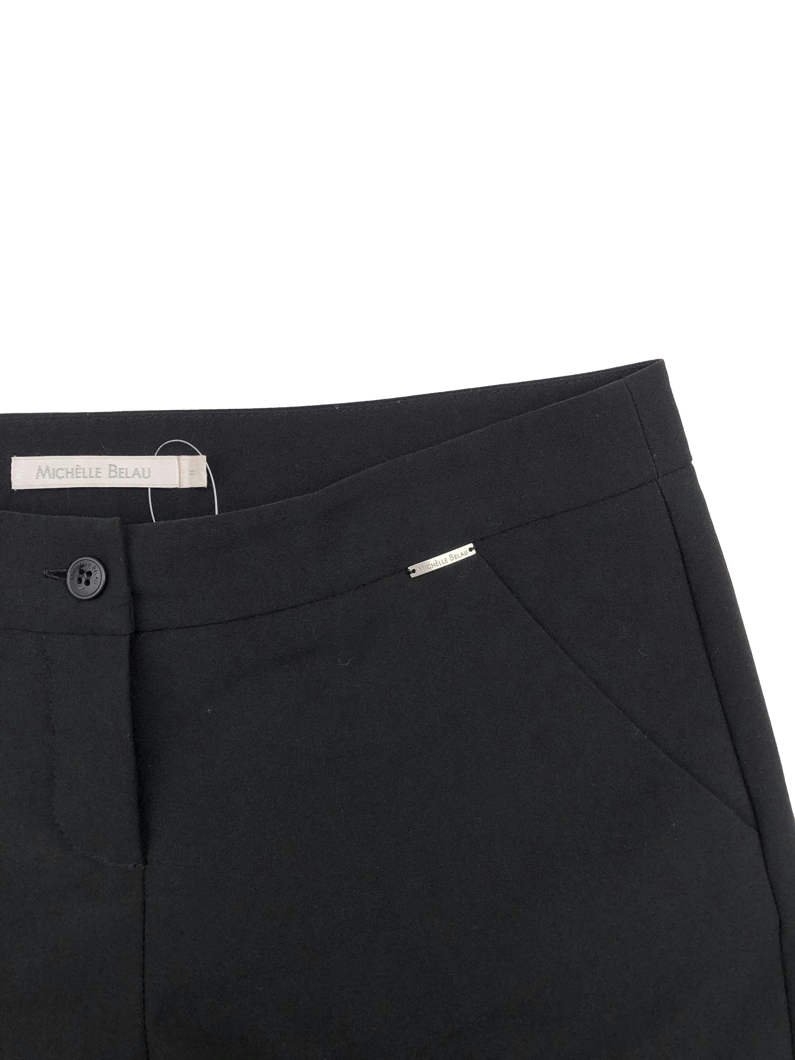 Pantalón negro Michèlle Belau, corte recto con bolsillos laterales y pinzas posteriores. Tiro 23cm, Cintura 84cm, Largo 97cm.