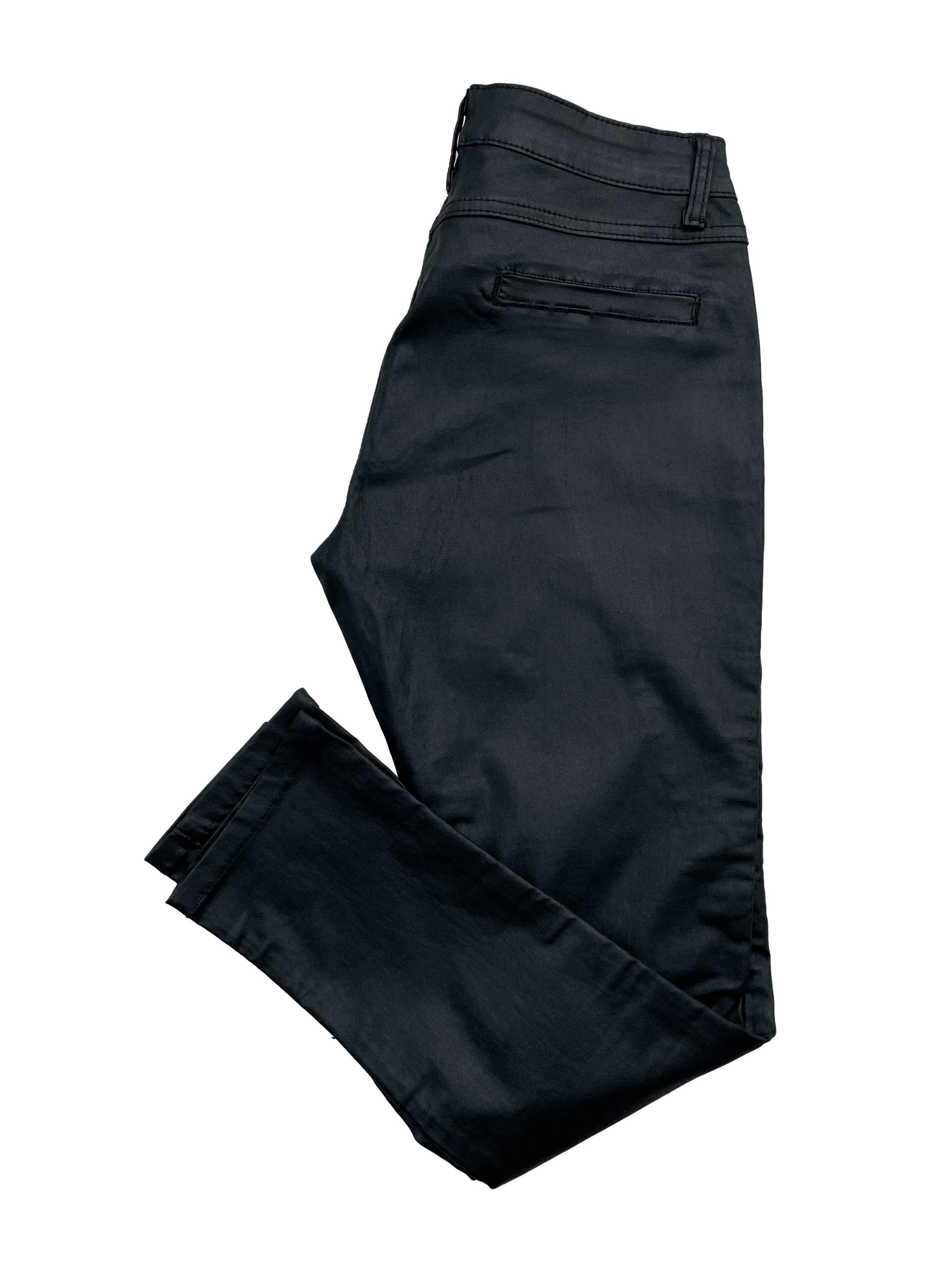 Pantalón negro pitillo, tela stretch efecto encerado, con cierres y falsos bolsillos. Tiro 22cm, Cintura 80cm, Largo 88cm.Talla S en etiqueta.