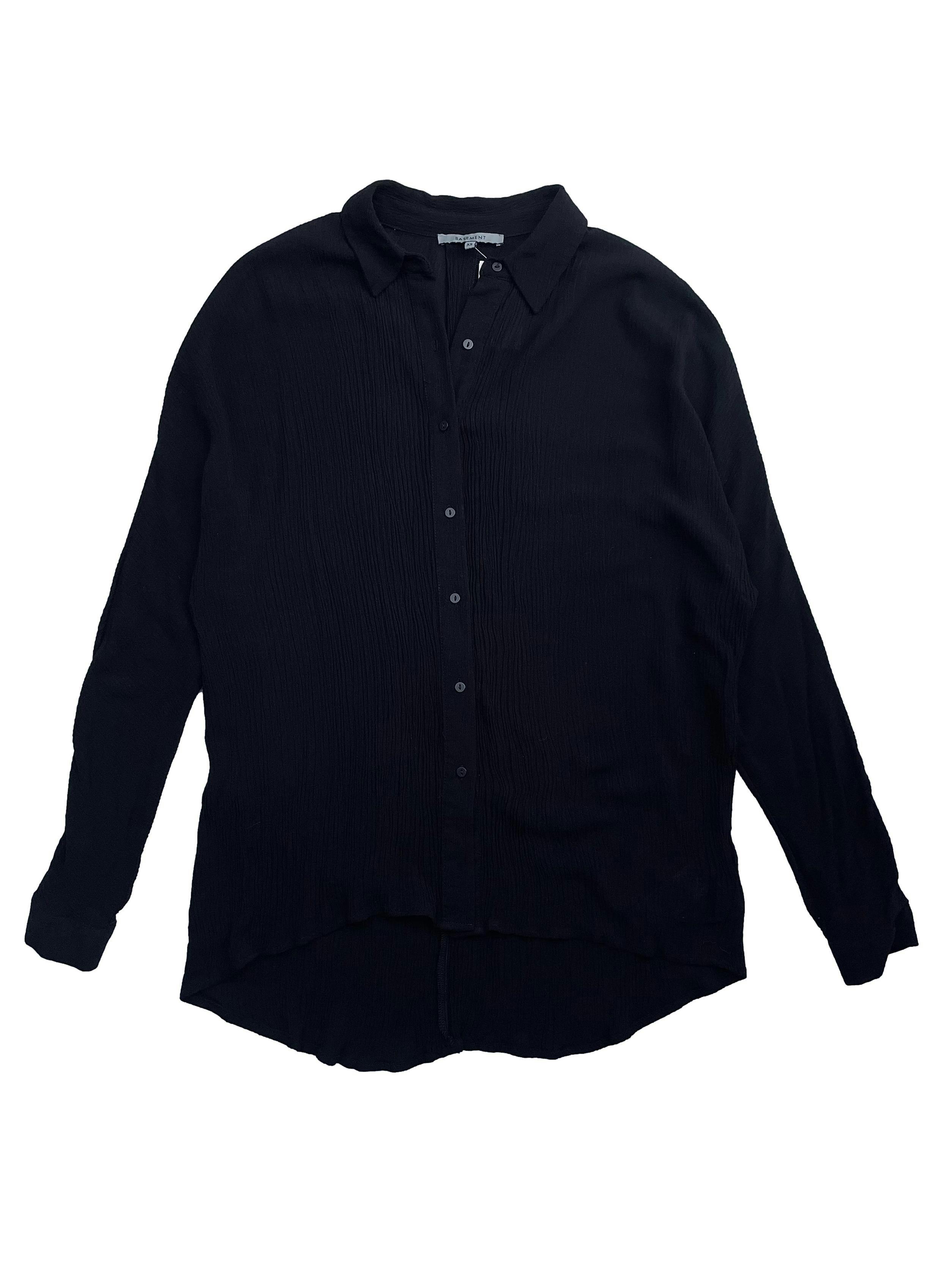 Blusa oversized Basement, negra con, manga larga, con textura, botones delanteros y en puños Busto: 100 cm, Largo: 63cm