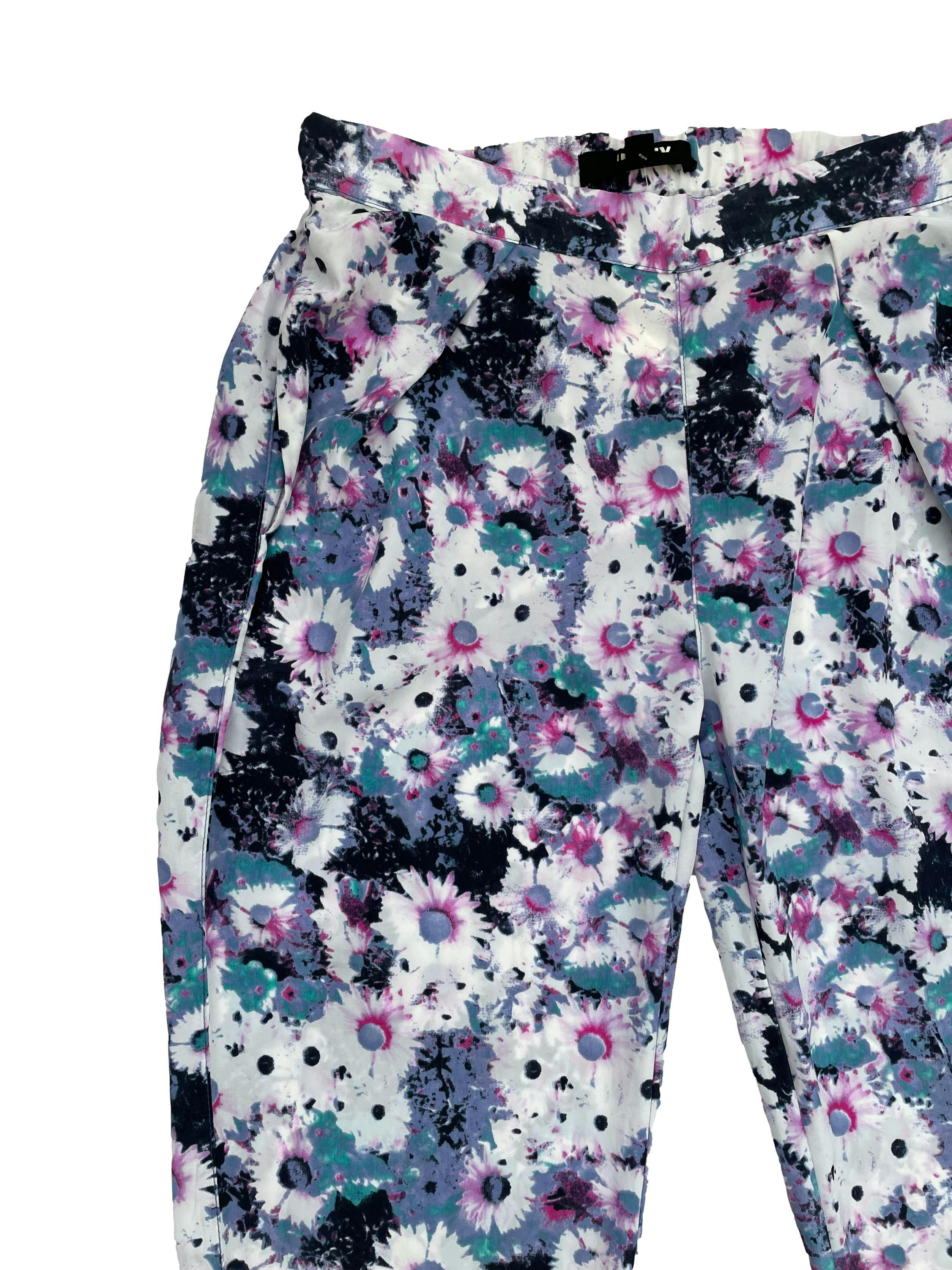 Pantalón Index con estampado floreado en tonos morados, lilas, azules, bolsillos delanteros y con elástico en la cintura y basta, tela plana fluida. Cintura 78cm sin estirar Largo 103cm
