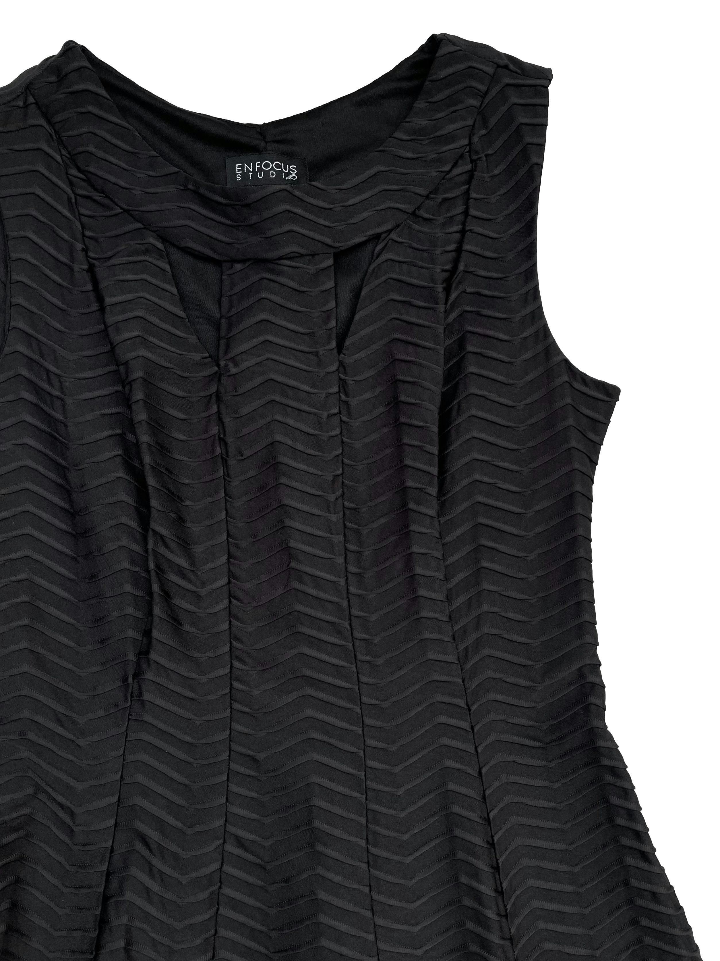 Vestido negro de tela stretch textura zig zag, con aberturas en escote y forro en la parte superior. Busto 90cm sin estirar, Largo 95cm.